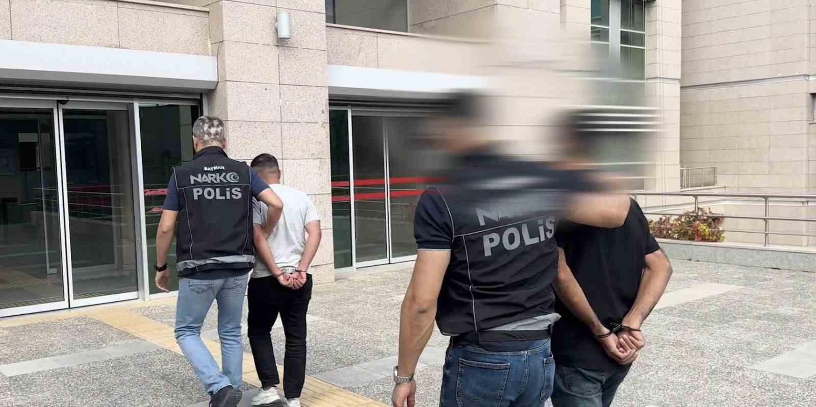 OPERASYONDA 2 KİŞİ YAKALANDI. ADLİ İŞLEMLERİN ARDINDAN ŞÜPHELİLERDEN BİRİ TUTUKLANARAK CEZAEVİNE GÖNDERİLDİ.