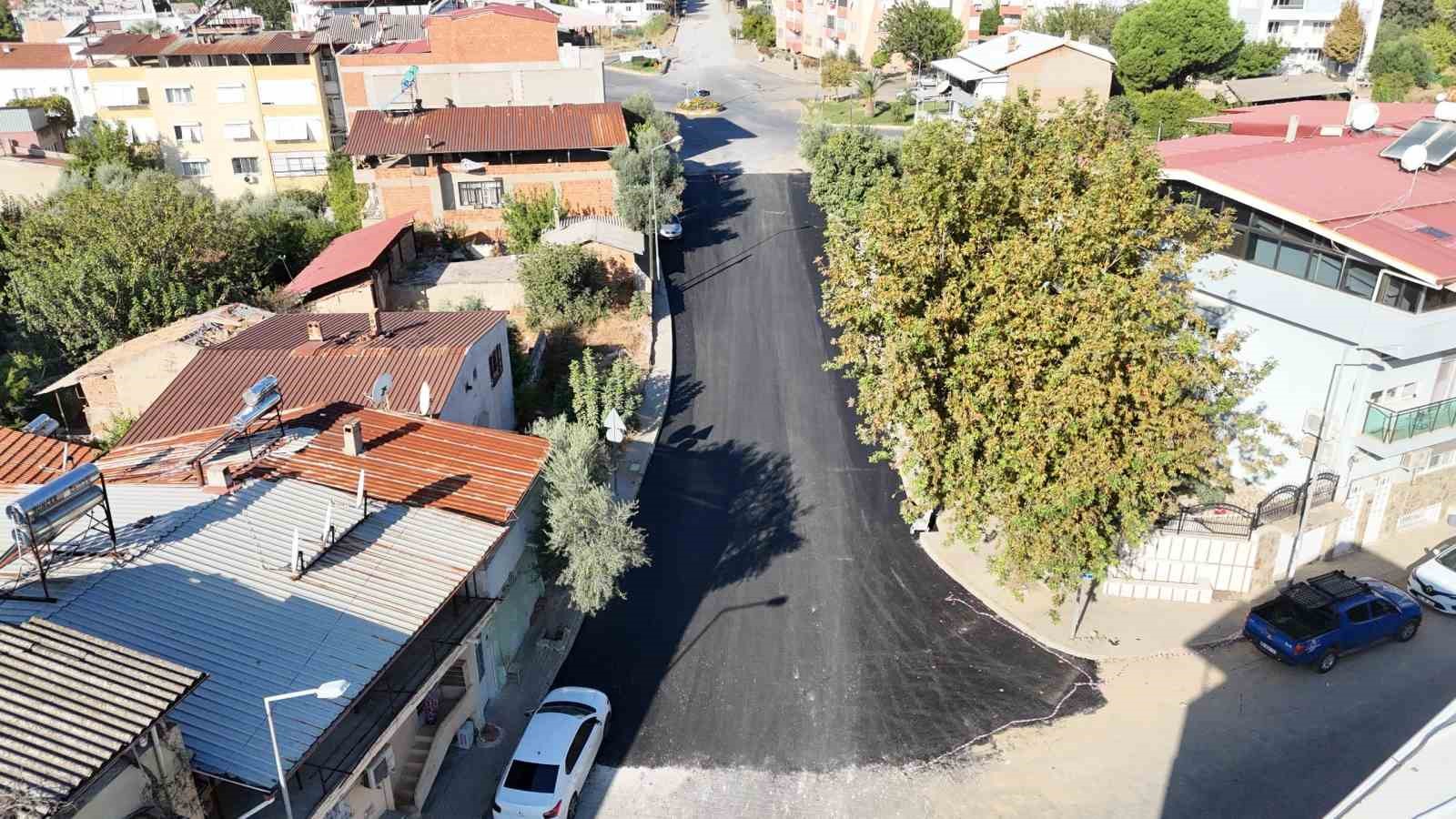 NAZİLLİ BELEDİYESİ, ZAFER MAHALLESİ’NDE YILLARDIR YENİLENMEYİ BEKLEYEN 77, 117 VE 87/1 SOKAK’TA ESKİ ASFALTI KAZIYARAK SICAK ASFALT ÇALIŞMASI GERÇEKLEŞTİRDİ.