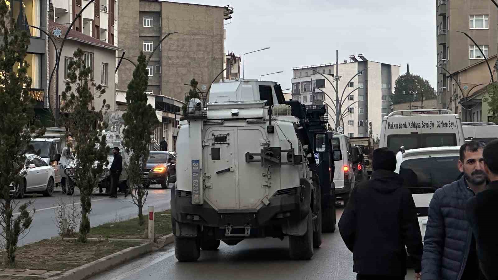 BÖLGEDE GÜVENLİK ÖNLEMİ ALAN POLİS EKİPLERİ, KAVGAYLA İLGİLİ İNCELEME BAŞLATTI.