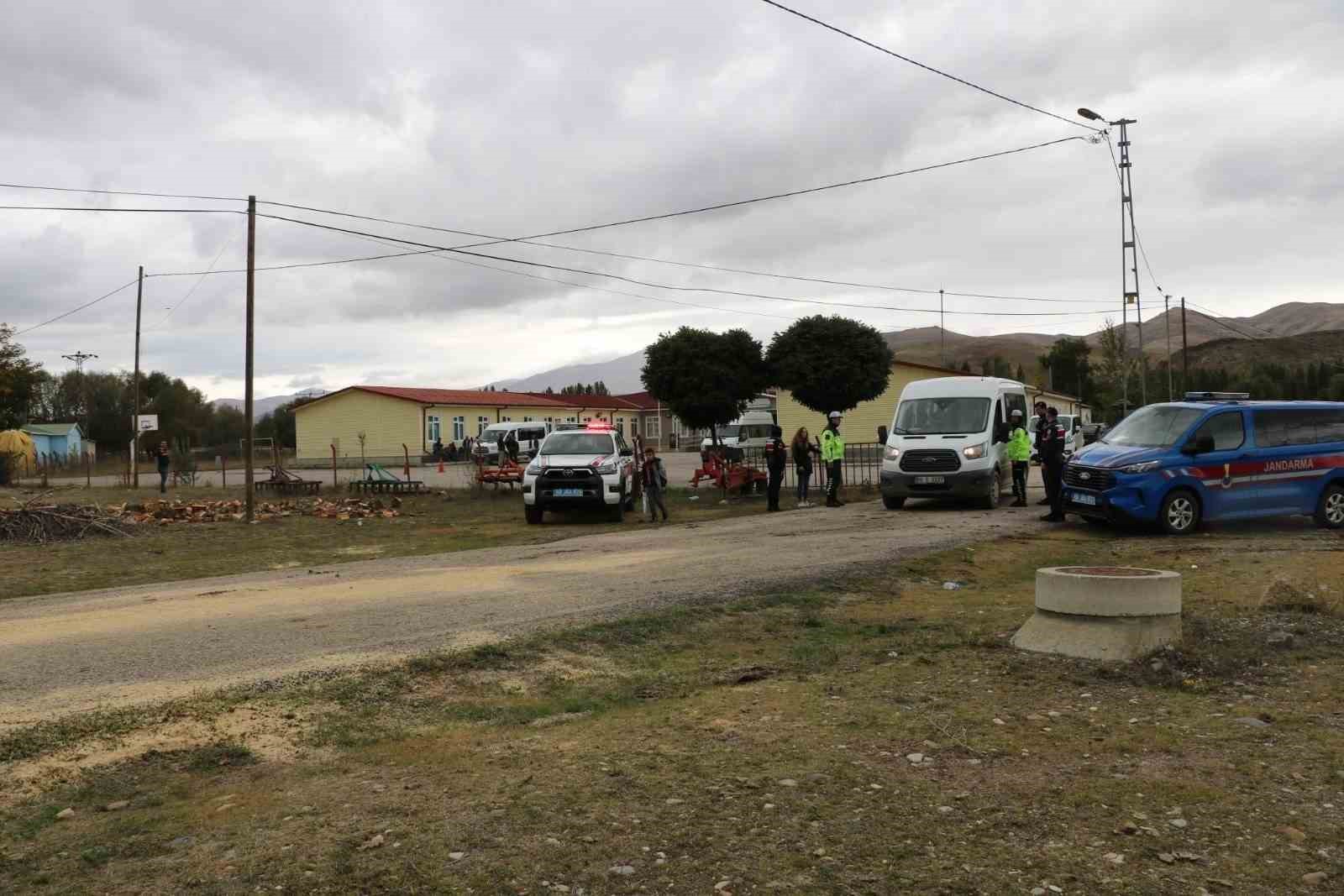 KÖY OKULLARININ ÇEVRELERİNDE GÜVENLİK TEDBİRLERİ ARTIRILDI