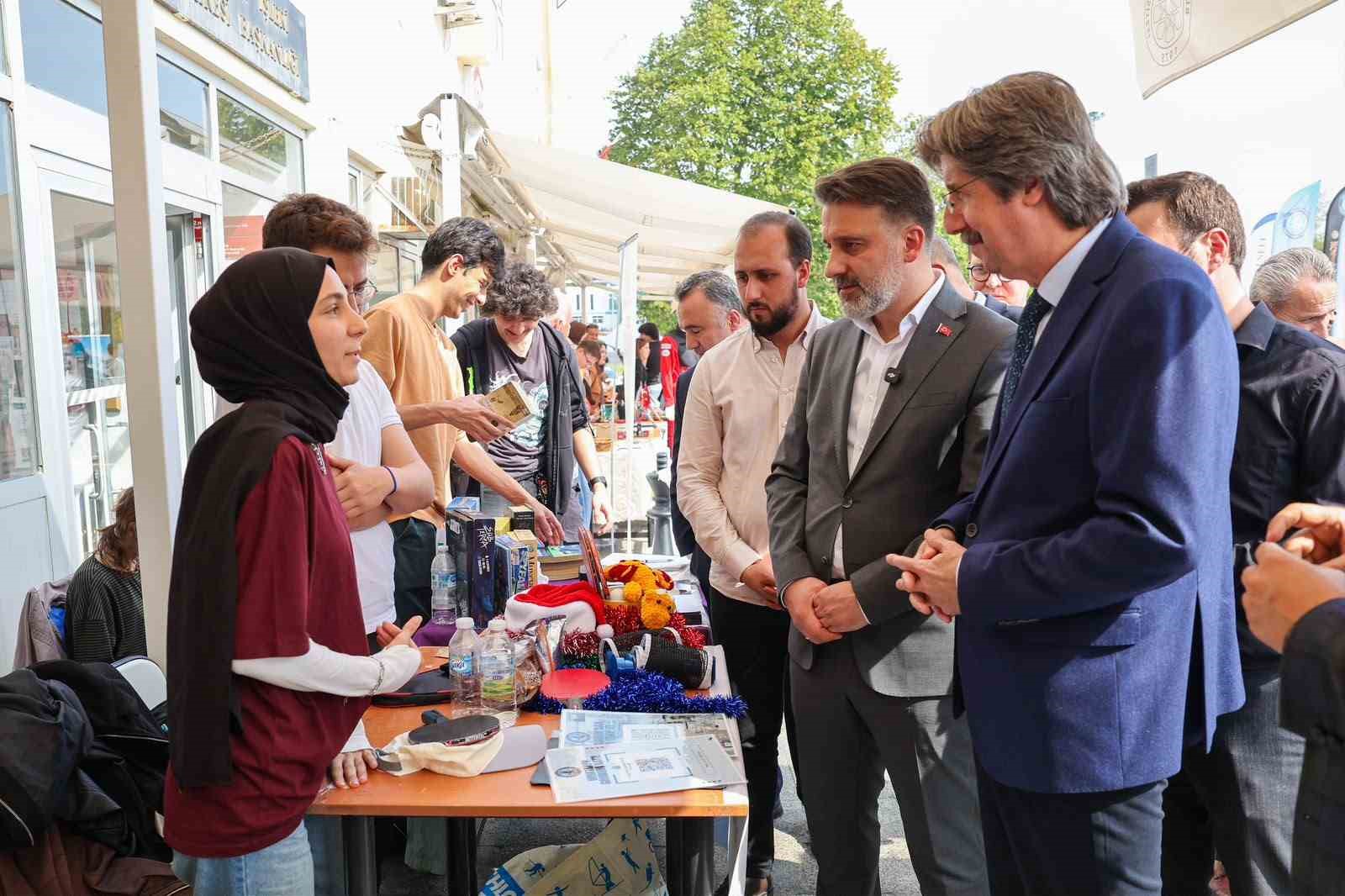 BURSA BÜYÜKŞEHİR BELEDİYESİ BAŞKAN VEKİLİ ŞAHİN BİBA, BÜYÜKŞEHİR BELEDİYESİ’NİN KATKILARIYLA BURSA ULUDAĞ ÜNİVERSİTESİ (BUÜ) TARAFINDAN BU YIL 12’NCİSİ DÜZENLENEN ‘SENİN ÜNİVERSİTEN’ ETKİNLİKLERİNDE GENÇLERLE BULUŞTU.