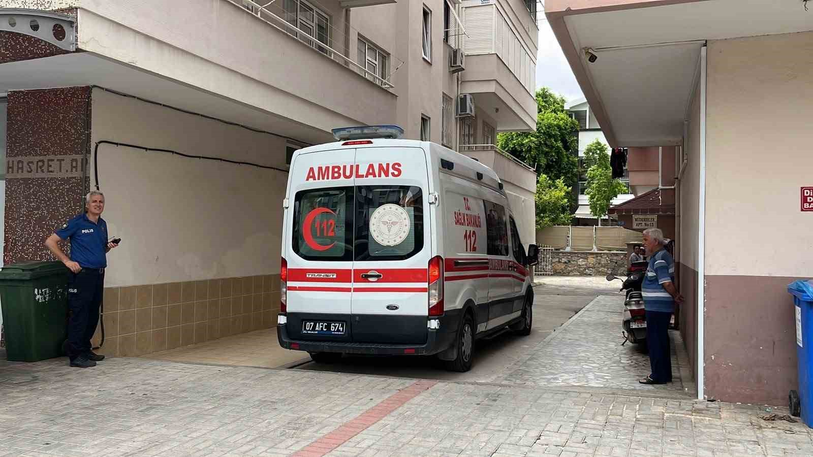 ANTALYA’NIN ALANYA İLÇESİNDE 5 KATLI BİNANIN 4’ÜNCÜ KATINDAKİ BALKONDAN BETON ZEMİNE DÜŞEN 82 YAŞINDAKİ AYŞE SEVİNDİ, HAYATINI KAYBETTİ.