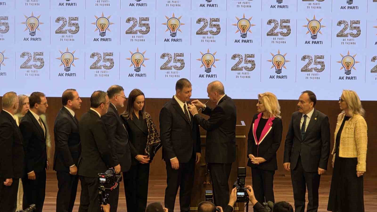 ROZET TAKMA TÖRENİ SONRASI AÇIKLAMA YAPAN AK PARTİ İZMİR İL BAŞKANI BİLAL SAYGILI, "İZMİR BÜYÜKŞEHİR BELEDİYE BAŞKANIMIZ SAYIN CEMİL TUGAY’LA BİRLİKTE, ŞEHRİMİZİN ORTAK MESELELERİNDE EL ELE VEREREK ÇALIŞACAĞIZ" DEDİ.
