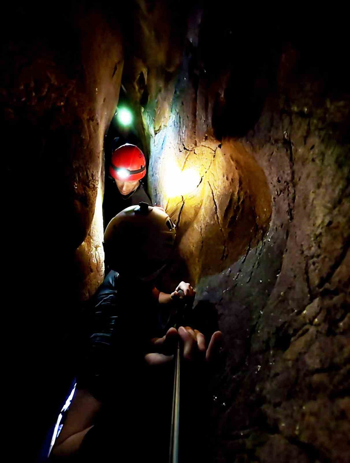 SİVAS'TA DOĞA SPORLARIYLA İLGİLENEN SELAHATTİN GÜNGÖRDÜ VE ARKADAŞI KERİM KARABUDAK, SOSYAL MEDYA ÜZERİNDEN BİRBİRİNE MEYDAN OKUDU, BİRİ YILDIZ ŞELALESİ'NDEN İPLE SARKTI DİĞERİ İSE HAYATINI RİSKE ATARAK DAR KAYALIKLARA GİRDİ.
