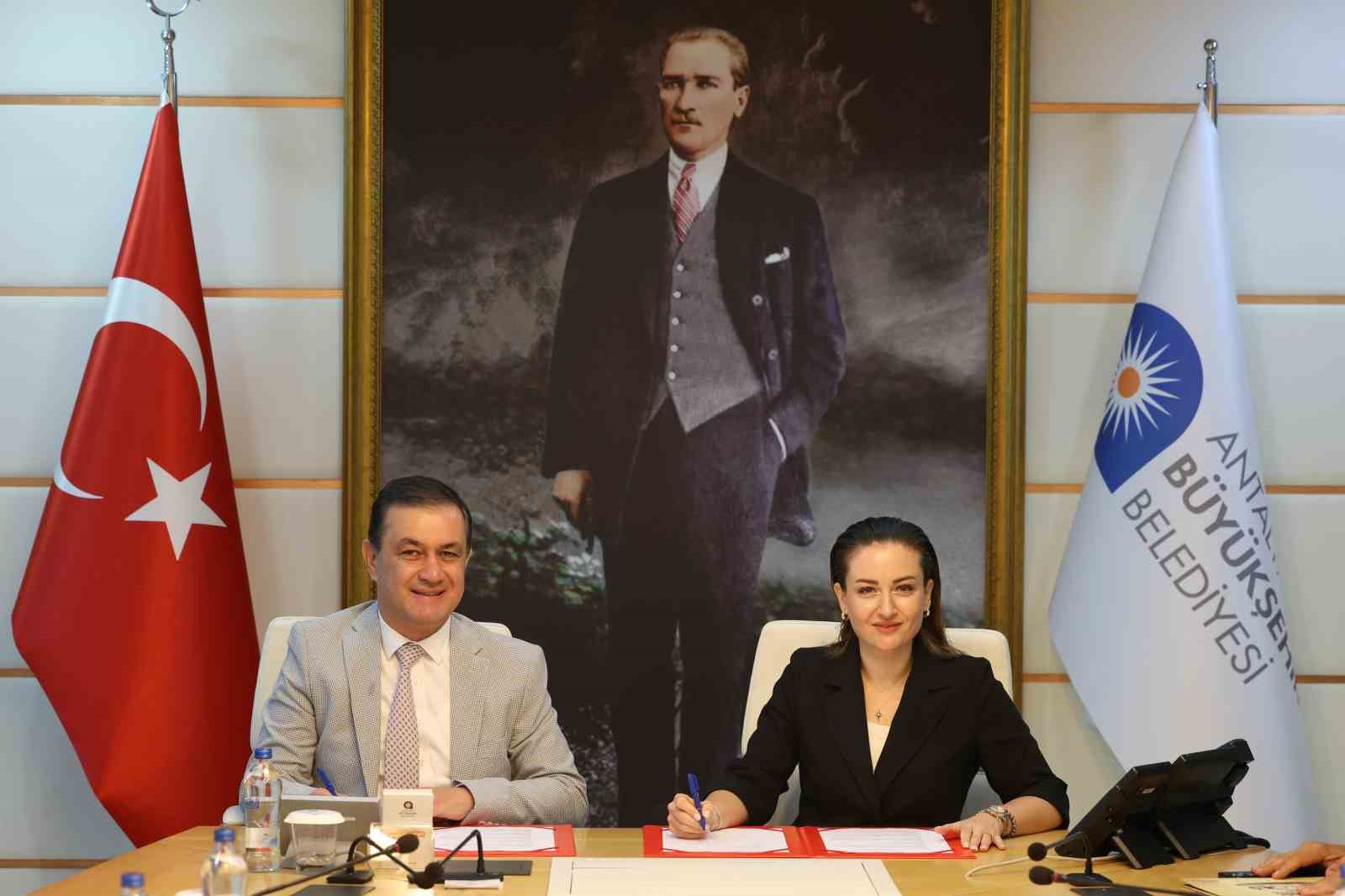 ELMALI BELEDİYE BAŞKANI HALİL ÖZTÜRK İLE ANTALYA BÜYÜKŞEHİR BELEDİYE BAŞKAN VEKİLİ BÜŞRA ÖZDEMİR PROTOKOLÜ İMZALADI