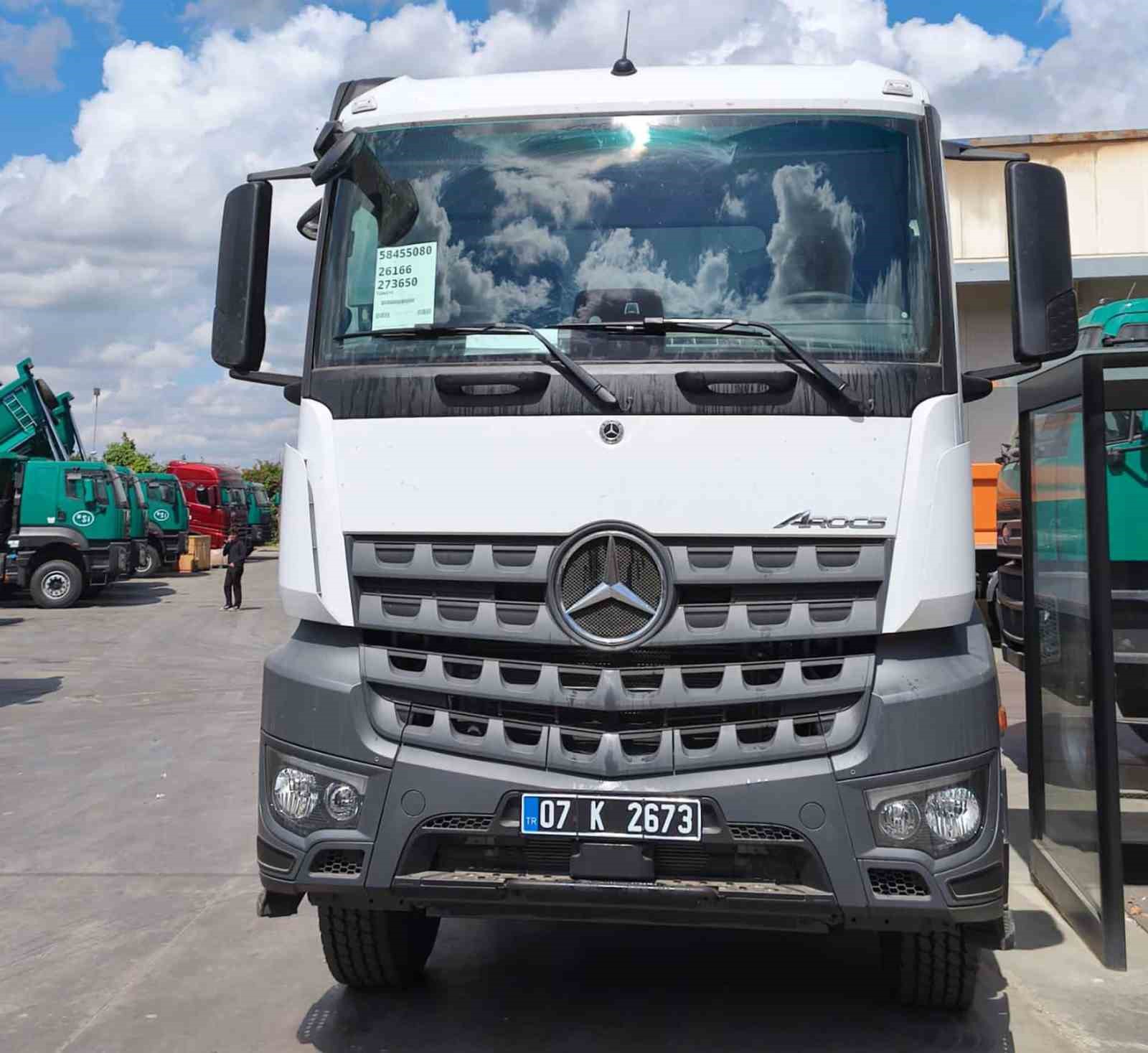 KEMER BELEDİYESİ, ARAÇ FİLOSUNU GÜÇLENDİRMEYE DEVAM EDİYOR. DEVLET MALZEME OFİSİ’NDEN (DMO) SATIN ALINAN 1 ADET DAMPERLİ KAMYON, KEMER BELEDİYESİ ARAÇ FİLOSUNA DAHİL EDİLDİ.