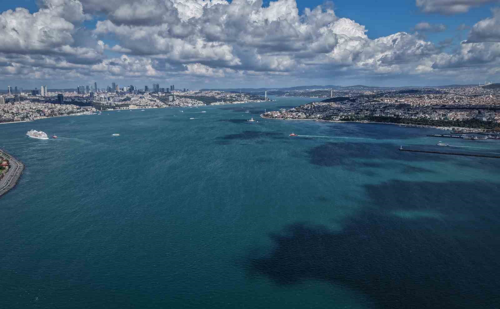 İSTANBUL’DA SON GÜNLERDE ETKİLİ OLAN YAĞIŞLARIN ARDINDAN İSTANBUL BOĞAZI’NDA ALG PATLAMASI MEYDANA GELDİ, BOĞAZ’IN MASMAVİ SULARININ TURKUAZA BÜRÜNDÜ