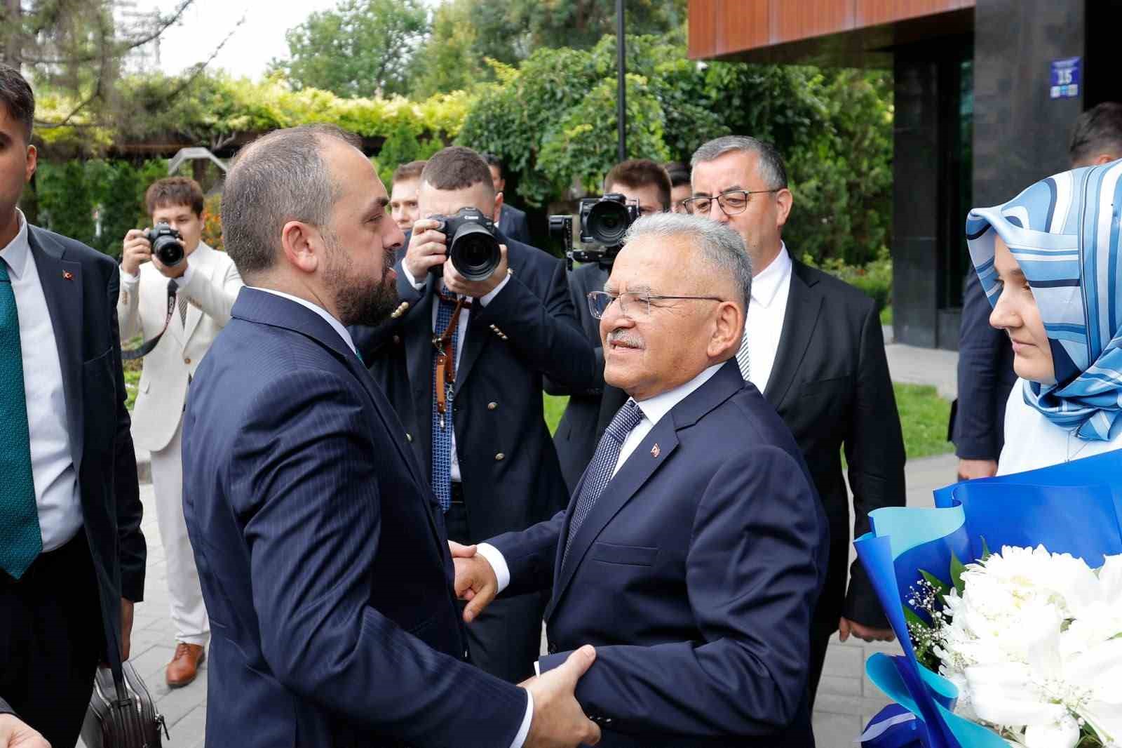 KAYSERİ BÜYÜKŞEHİR BELEDİYE BAŞKANI DR. MEMDUH BÜYÜKKILIÇ, TÜRKİYE YÜZYILI BULUŞMALARI KAPSAMINDA KENTE GELEN AK PARTİ GENEL BAŞKAN YARDIMCISI, TANITIM VE MEDYA BAŞKANI FARUK ACAR’I MAKAMINDA AĞIRLADI.