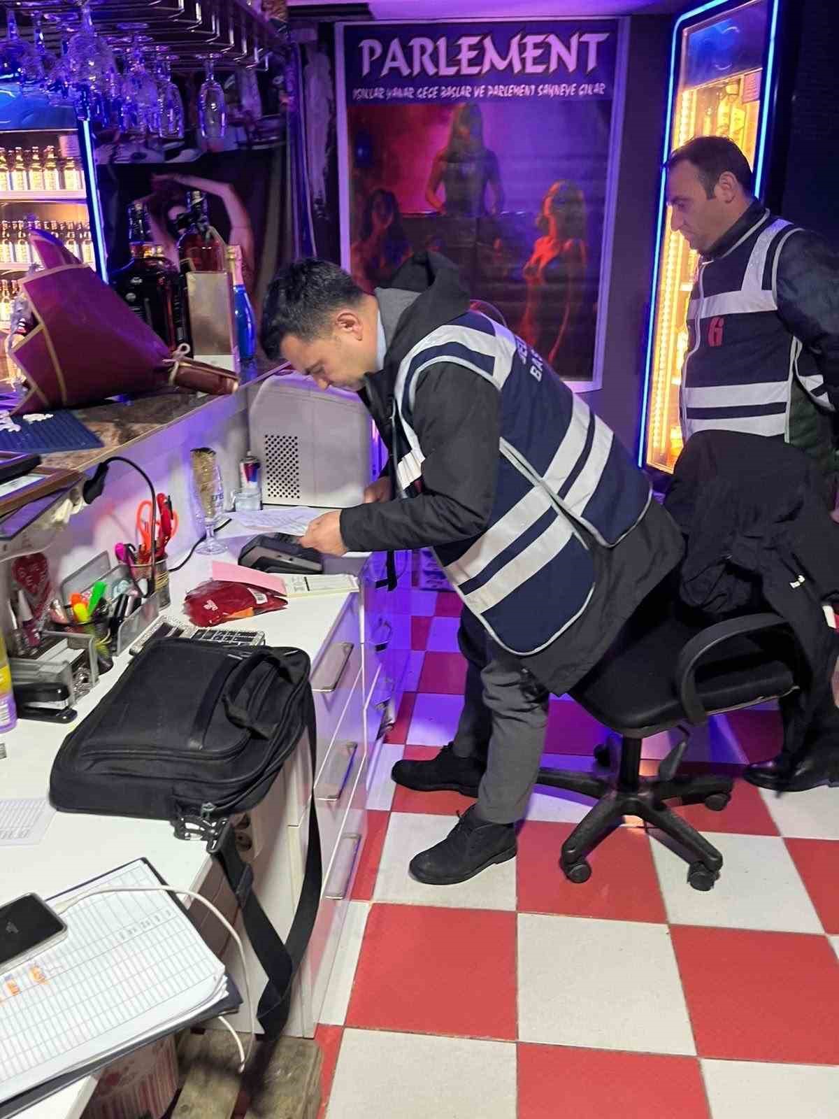 ZONGULDAK(İHA)-ZONGULDAK DEFTERDARLIĞI DENETİM EKİPLERİ, ÇAYCUMA VE GÖKÇEBEY İLÇELERİNDE FAALİYET GÖSTEREN GECE KULÜBÜ, BAR, PAVYON VE EĞLENCE MEKÂNLARINA YÖNELİK DENETİMLER GERÇEKLEŞTİRDİ.