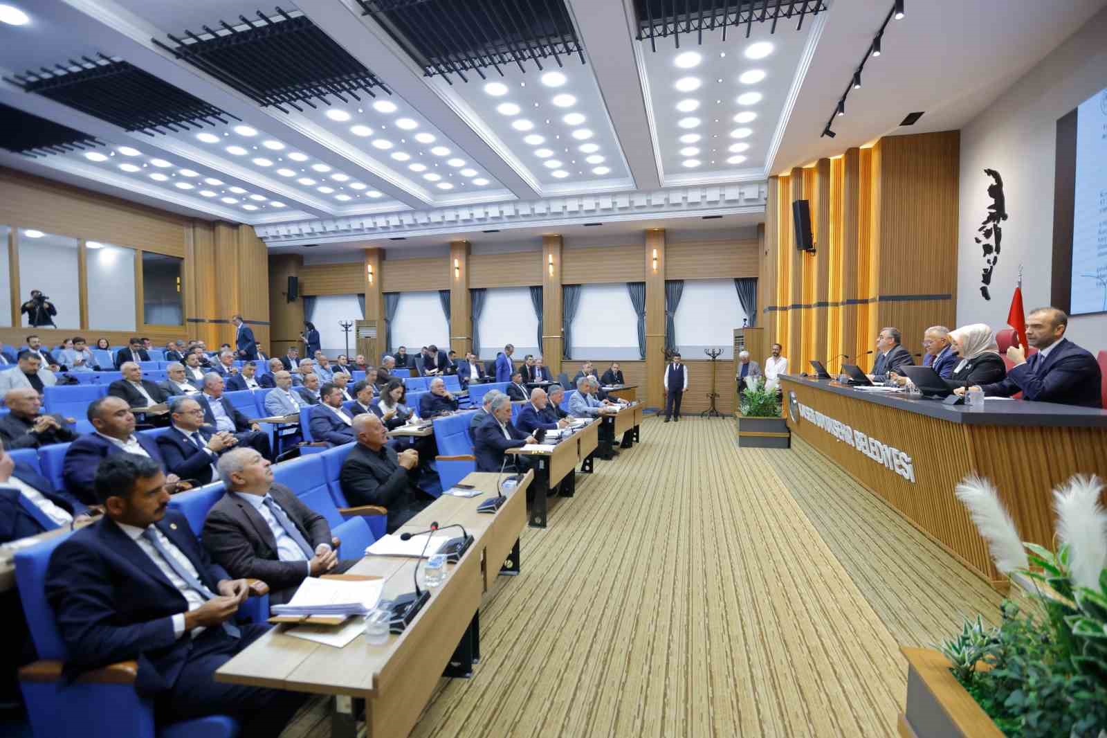 KAYSERİ BÜYÜKŞEHİR BELEDİYE BAŞKANI DR. MEMDUH BÜYÜKKILIÇ BAŞKANLIĞINDA GERÇEKLEŞTİRİLEN 2026 YILI EKİM AYI BÜYÜKŞEHİR BELEDİYE MECLİS TOPLANTISI’NDA, 60’I ASIL, 34’Ü EK OLMAK ÜZERE TOPLAM 94 GÜNDEM MADDESİ GÖRÜŞÜLEREK KARARA BAĞLANDI. TOPLANTIDA, 6. AŞAMA ERKİLET-CUMHURİYET MEYDANI-MİLLET BAHÇESİ RAYLI SİSTEM HATTI’NIN YAPIM İŞLERİNİN ULAŞTIRMA VE ALTYAPI BAKANLIĞI’NA DEVREDİLMESİ İLE KENTTE İKAMET EDEN ANNELERE YÖNELİK ANNE ULAŞIM DESTEK KARTI PROJESİ DE MECLİS GÜNDEMİNDE YER ALDI.