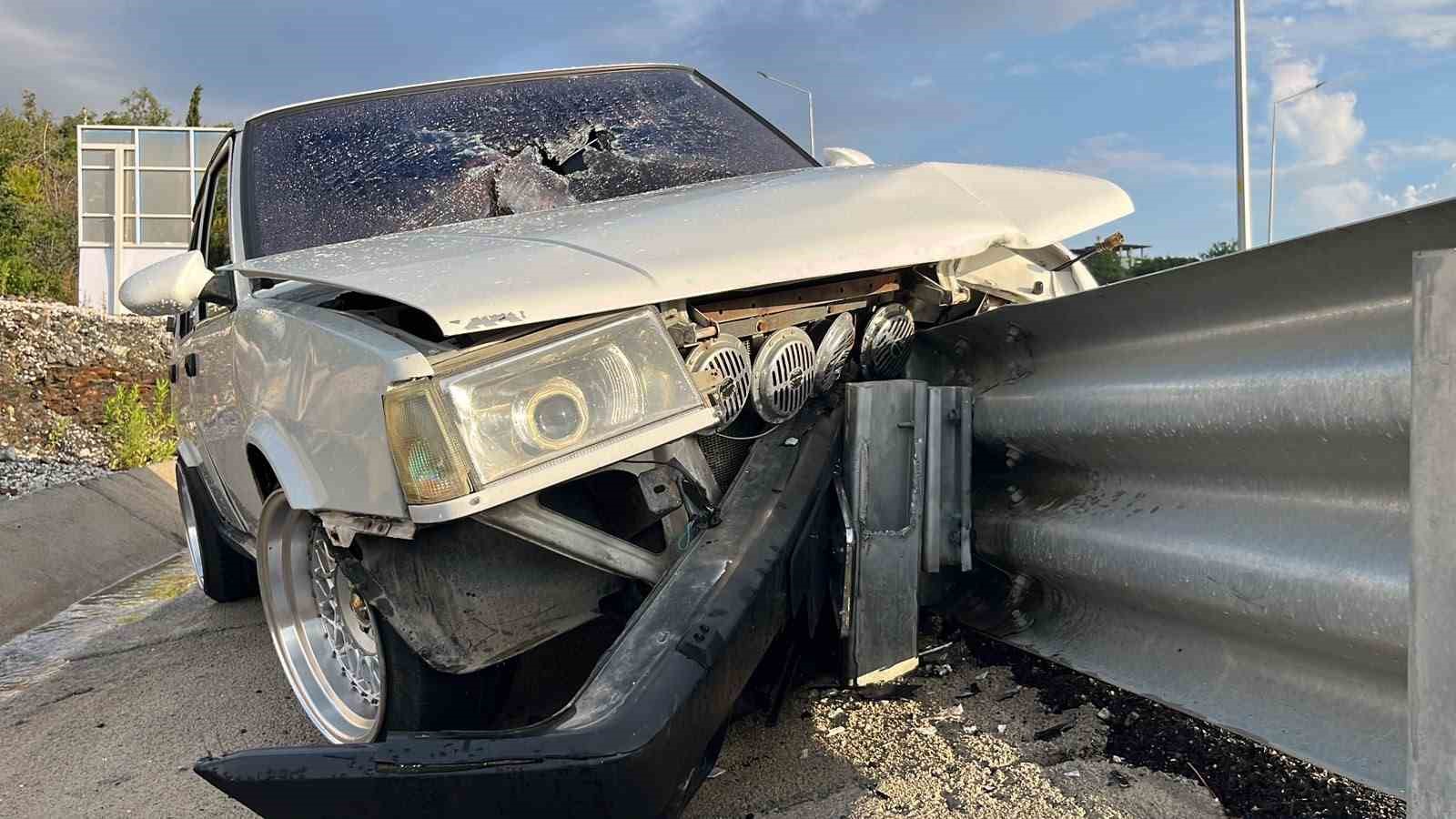 ANTALYA’NIN ALANYA İLÇESİNDE KONTROLDEN ÇIKAN OTOMOBİLİN DEMİR BARİYERLERE ÇARPMASI SONUCU MEYDANA GELEN KAZADA SÜRÜCÜ YARALANDI.