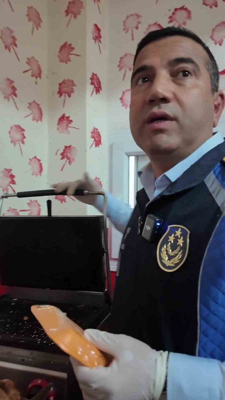 DENETİMLER ESNASINDA MİDE BULANDIRAN GÖRÜNTÜLERE TEPKİ GÖSTEREN ZABITA MÜDÜRÜ, "BUNLARA BİZ MÜSAADE EDEMEYİZ, BU TOST MAKİNESİNDEN TOST YER MİSİNİZ" DİYEREK TEPKİ GÖSTERDİ.
