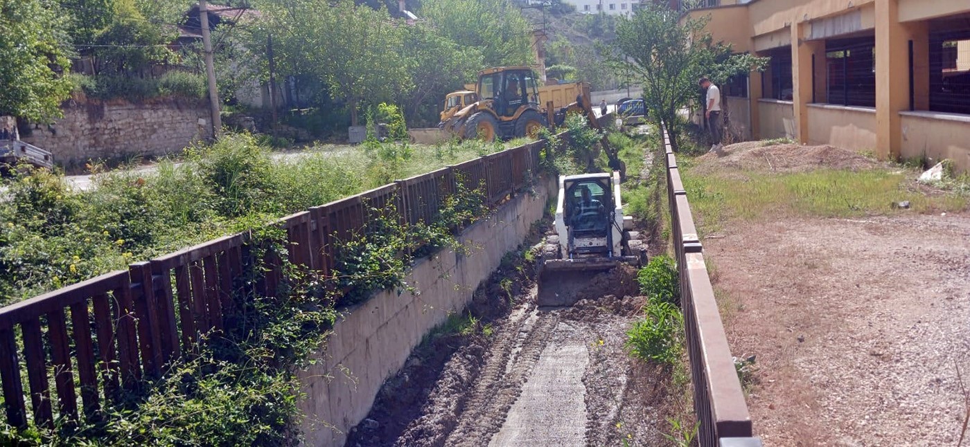 İSTANBUL'DA SU KANALLARININ TIKANMASI SONUCU YAŞANAN SEL FELAKETİNİN ARDINDAN KARABÜK'TE DE OLASI TAŞKINLARIN ÖNÜNE GEÇMEK AMACIYLA KENT MERKEZİ VE MAHALLELERDEKİ DERE YATAKLARI İLE SU KANALLARINDA GENİŞLETME VE ISLAH ÇALIŞMALARI YÜRÜTÜLÜYOR.