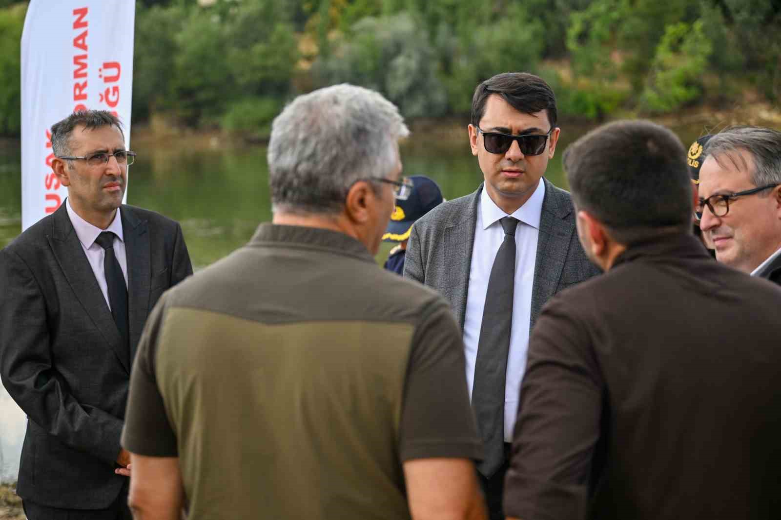 UŞAK’TA SU ÜRÜNLERİ KAYNAKLARININ KORUNMASI, BALIK POPÜLASYONUNUN DESTEKLENMESİ VE SÜRDÜRÜLEBİLİRLİĞİNİN SAĞLANMASI AMACIYLA YÜRÜTÜLEN ÇALIŞMALAR KAPSAMINDA GÖĞEM GÖLETİ’NE PULLU SAZAN YAVRULARI BIRAKILDI.