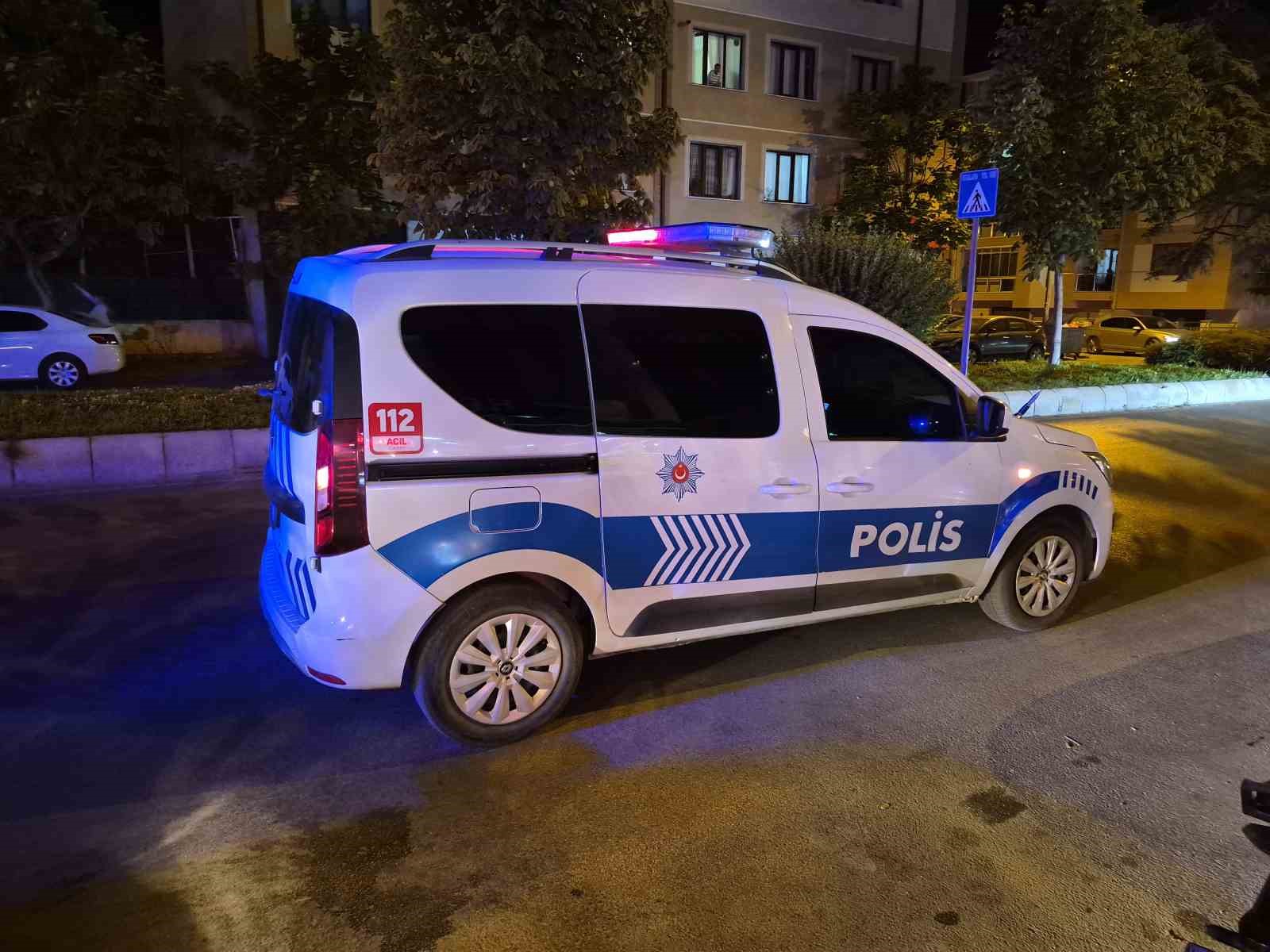 ESKİŞEHİR'DE OTOMOBİLLE ÇARPIŞAN MOTOSİKLETİN SÜRÜCÜSÜ YARALANDI.
