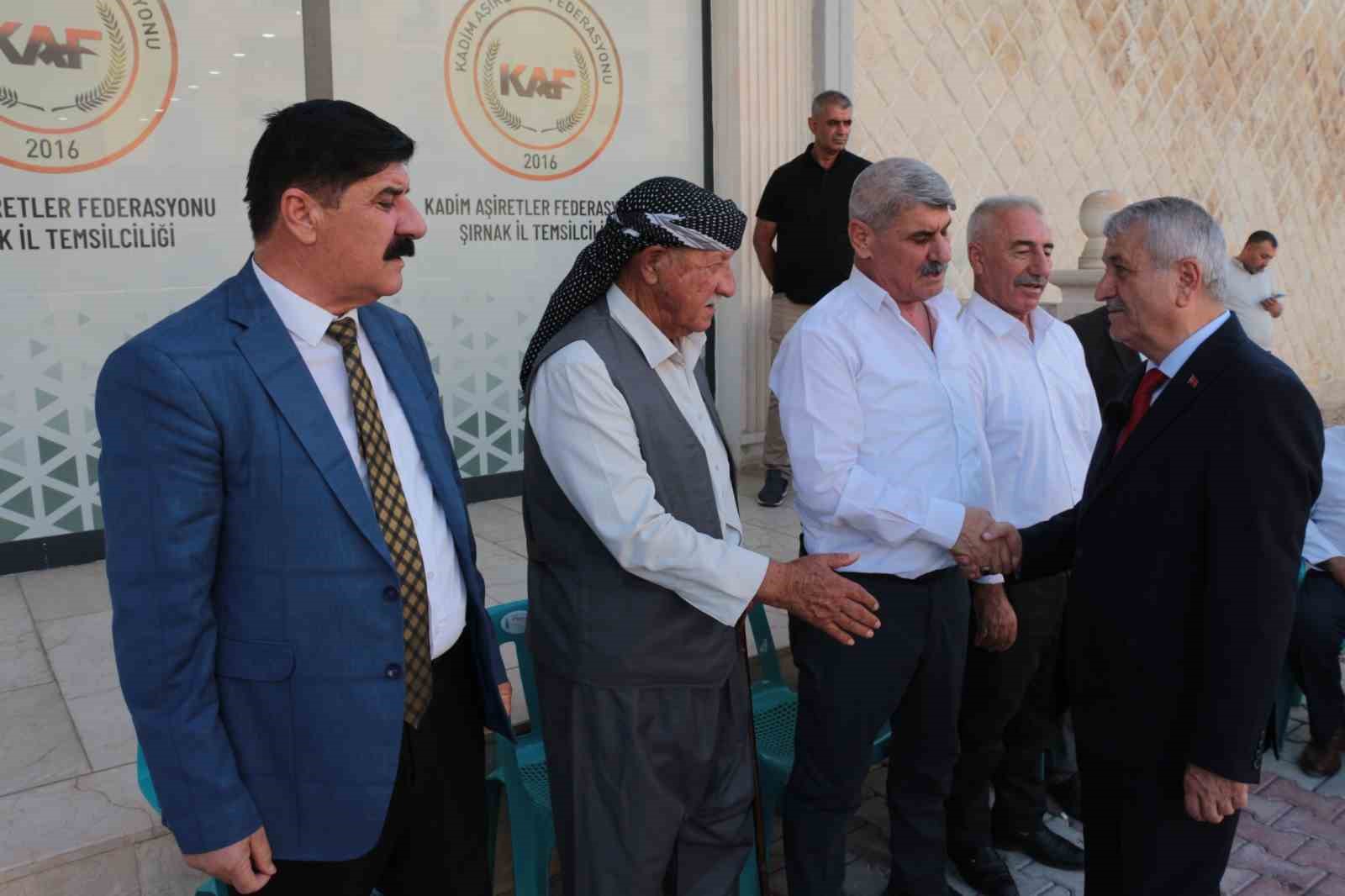 KADİM AŞİRETLER FEDERASYONU ŞIRNAK İL BAŞKANI SÜLEYMAN İĞDİ'NİN MİSAFİRLERLE SELAMLAŞMASI