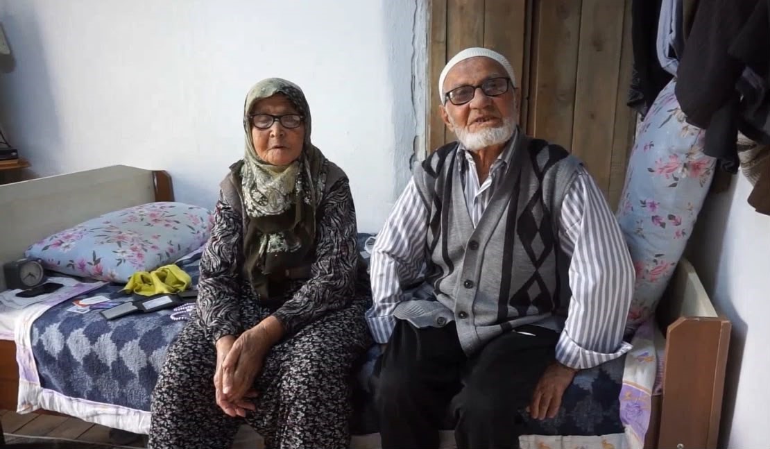 BURDUR'UN GÖLHİSAR İLÇESİNDE YAŞAYAN RAMAZAN VE NAZİRE EROĞUZ ÇİFTİ, 72 YILLIK EVLİLİKLERİYLE YILLARA MEYDAN OKUYOR. 1931 DOĞUMLU ÇİFT, HAYATIN TÜM ZORLUKLARINI BİRLİKTE GÖĞÜSLERKEN, ARADAN GEÇEN ONLARCA YILA RAĞMEN BİRBİRLERİNE OLAN BAĞLILIKLARINDAN VAZGEÇMEDİ.