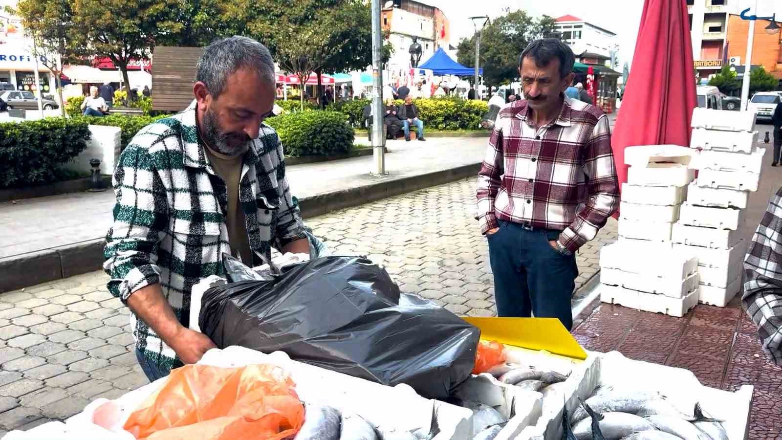 DOĞU KARADENİZ'DE 2005 YILINDAN BU YANA GÖRÜLEN EN YOĞUN PALAMUT AKINI YAŞANIRKEN, AĞLARIN DOLMASI TEZGAHLARDAKİ FİYATLARA İNDİRİM OLARAK YANSIDI