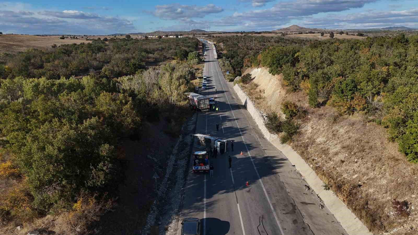 EDİRNE’DE HAMZABEYLİ SINIR KAPISI YOLUNDA TIR İLE KAMYONETİN ÇARPIŞMASI SONUCU MEYDANA GELEN KAZADA 4 KİŞİ YARALANDI.