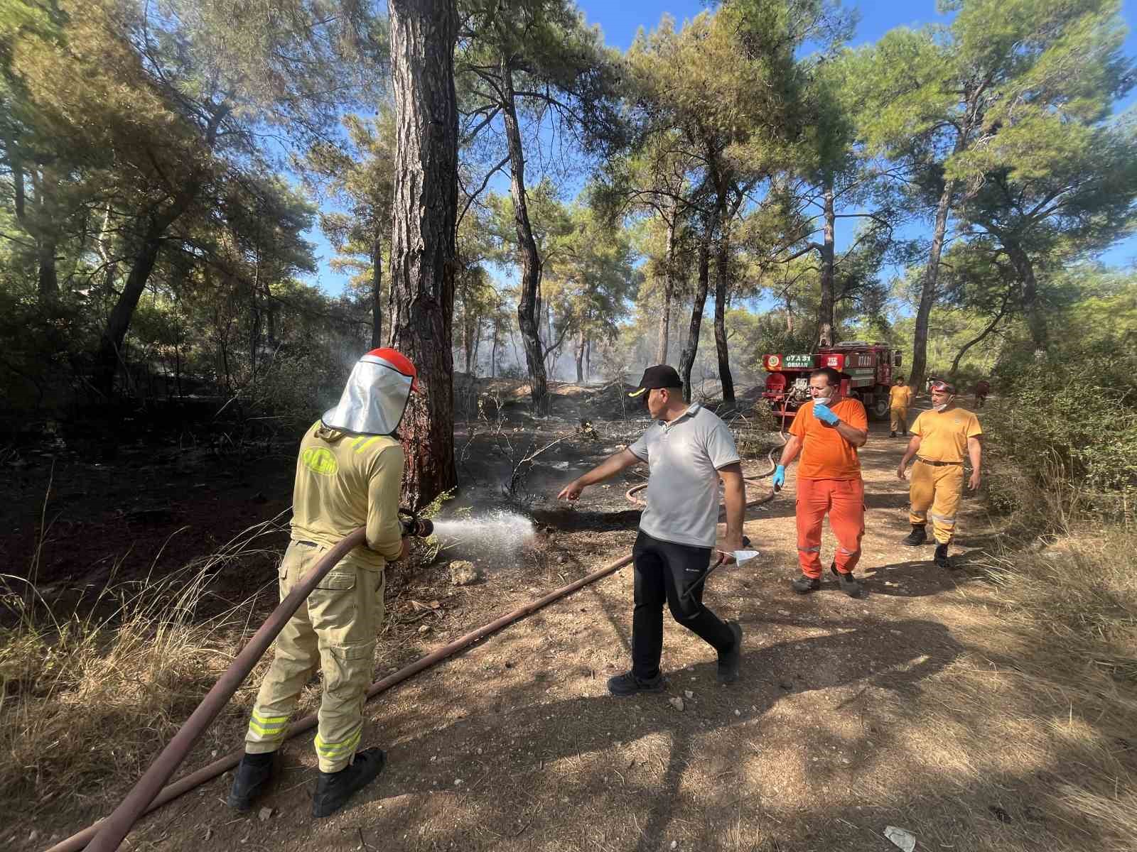 ANTALYA'NIN KEPEZ İLÇESİNDE ÇIKAN ORMAN YANGINI, HAVADAN VE KARADAN MÜDAHALEYLE KONTROL ALTINA ALINDI. EKİPLERİN BÖLGEDE SOĞUTMA ÇALIŞMASI SÜRÜYOR.