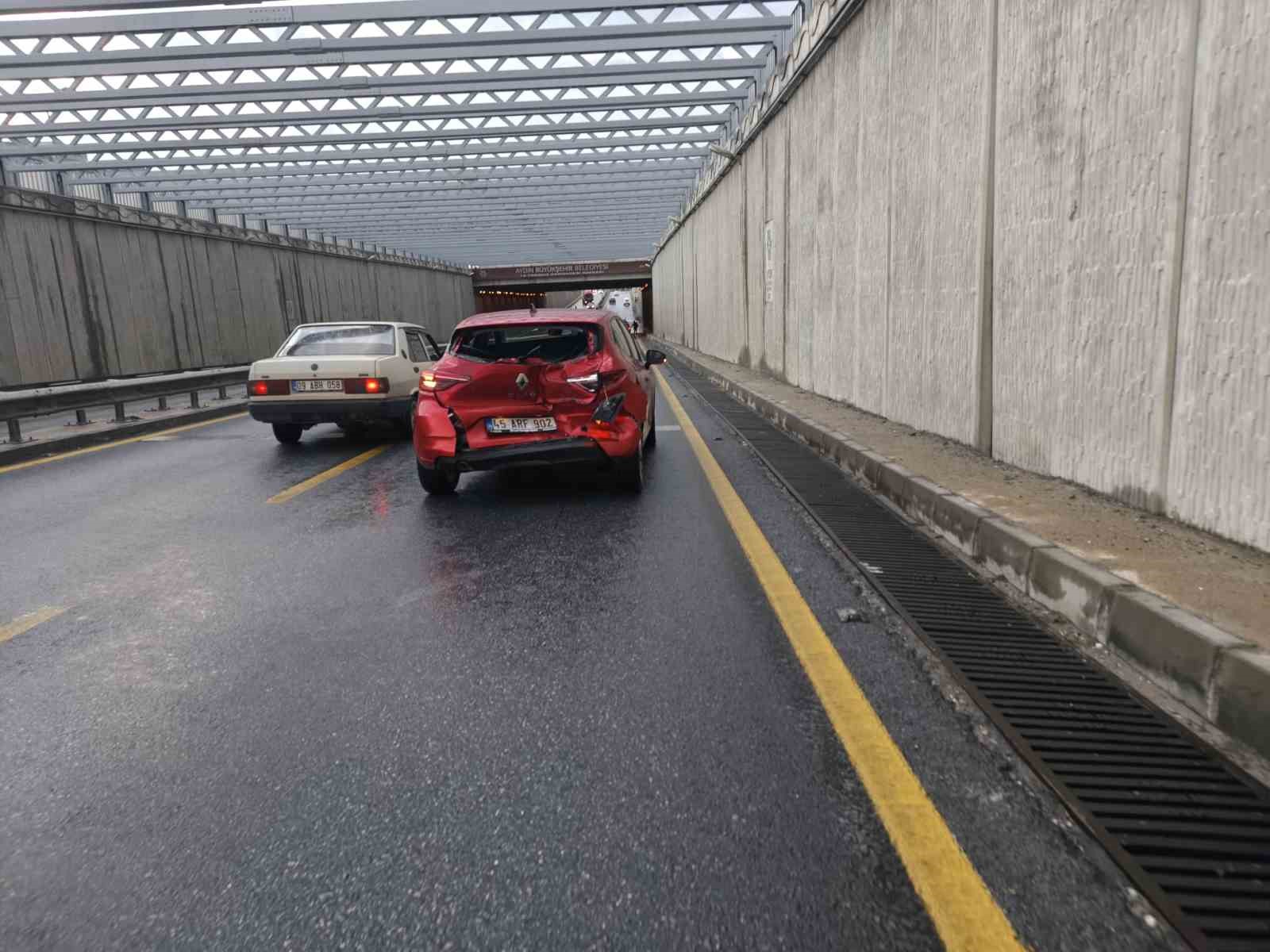 AYDIN EFELER İLÇE MERKEZİNDE OKULLARIN ÇIKIŞ SAATLERİNDE ANİDEN BASTIRAN SAĞNAK YAĞIŞ GÜNLÜK HAYATI OLUMSUZ ETKİLEDİ. YAĞIŞ NEDENİYLE DÜŞEN GÖRÜŞ MESAFESİ VE OLUŞAN TRAFİK YOĞUNLUĞU NEDENİYLE BAZI BÖLGELERDE TRAFİK KAZALARI YAŞANDI.