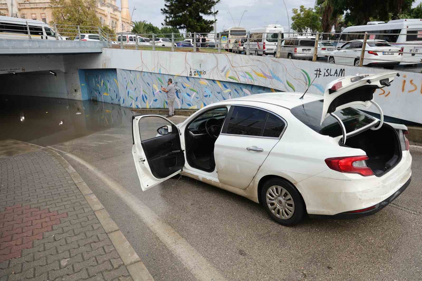 ADANA’DA SAĞANAK YAĞMURDA SOKAKLAR GÖLE DÖNERKEN ALT GEÇİTTEN GEÇMEYE ÇALIŞAN BİR OTOMOBİL İSE SUYA GÖMÜLDÜ.