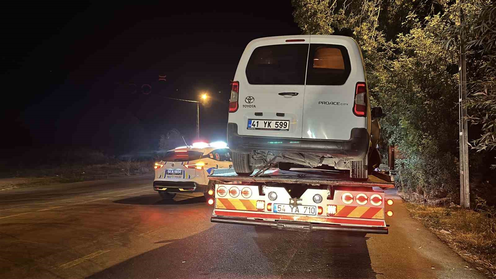 SAKARYA’NIN AKYAZI İLÇESİNDE MEYDANA GELEN TRAFİK KAZASINDA, HAFİF TİCARİ ARAÇ İLE OTOMOBİLİN ÇARPIŞMASI NETİCESİNDE 1’İ AĞIR, 1'İ BEBEK OLMAK ÜZERE TOPLAM 7 KİŞİ YARALANDI.