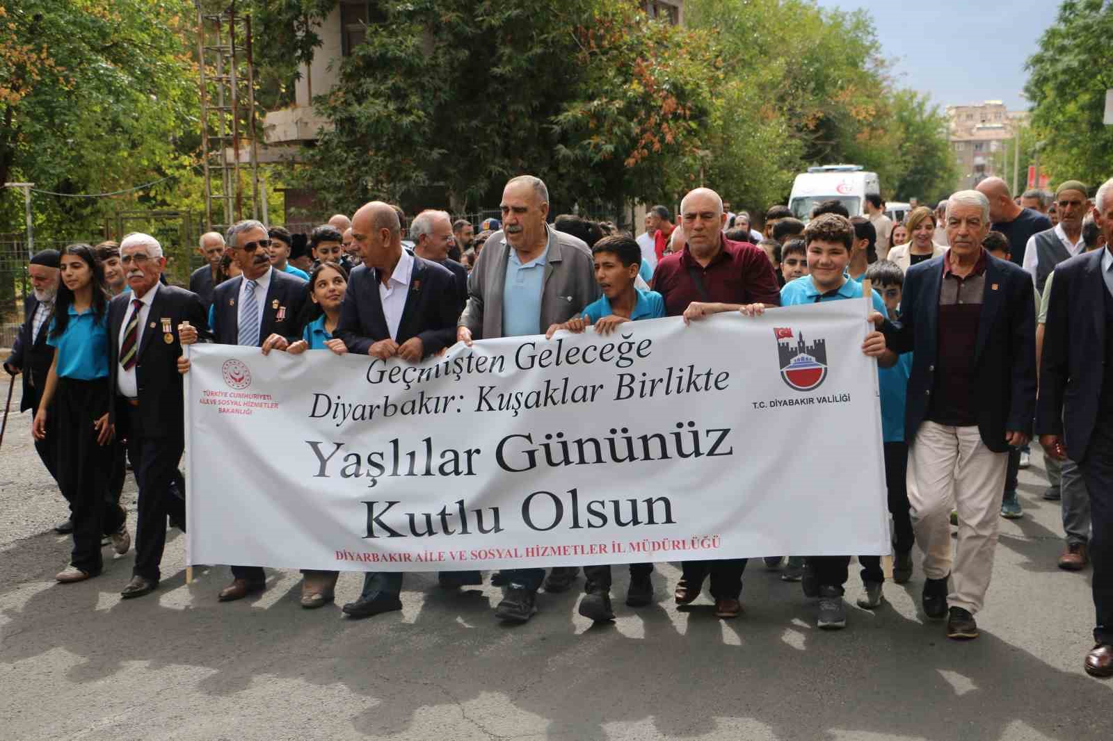 DİYARBAKIR’DA 1 EKİM DÜNYA YAŞLILAR GÜNÜ DOLAYISIYLA TOPLUMSAL DAYANIŞMA VE YAŞLILARA VERİLEN DEĞERE DİKKAT ÇEKMEK AMACIYLA YÜRÜYÜŞ DÜZENLENDİ.