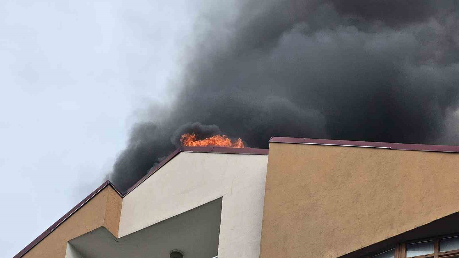 KAYSERİ'NİN MELİKGAZİ İLÇESİNDE 9 KATLI BİNANIN ÇATI KATINDA YANGIN ÇIKTI.