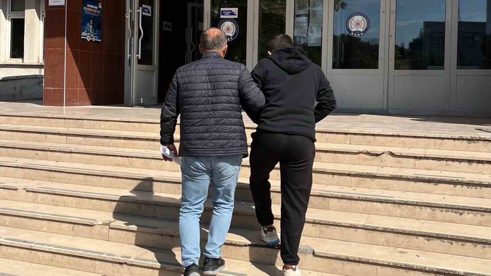 GÖZALTINA ALINAN ŞÜPHELİ, EMNİYETTEKİ İŞLEMLERİNİN ARDINDAN SEVK EDİLDİĞİ MAHKEMECE TUTUKLANDI.