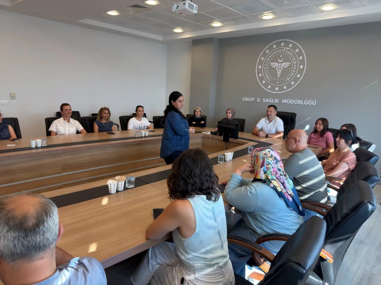 SİNOP İL SAĞLIK MÜDÜRLÜĞÜ TARAFINDAN YÜRÜTÜLEN "SAĞLIKLI HAYAT SAATLERİ PROJESİ" KAPSAMINDA, İKLİM DEĞİŞİKLİĞİNİN İNSAN SAĞLIĞI ÜZERİNDEKİ ETKİLERİ VE ALINMASI GEREKEN ÖNLEMLER DÜZENLENEN SEMİNERLE ELE ALINDI.