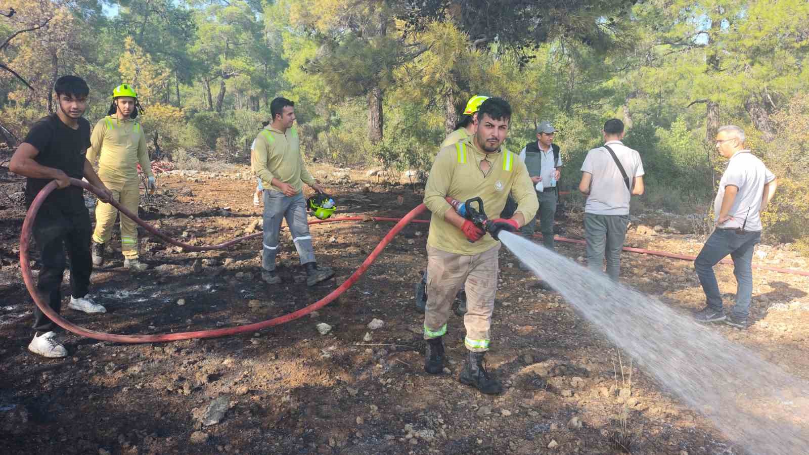 ANTALYA'NIN KEPEZ İLÇESİNDE ÇIKAN ORMAN YANGINI, HAVADAN VE KARADAN MÜDAHALEYLE KONTROL ALTINA ALINDI. EKİPLERİN BÖLGEDE SOĞUTMA ÇALIŞMASI SÜRÜYOR.