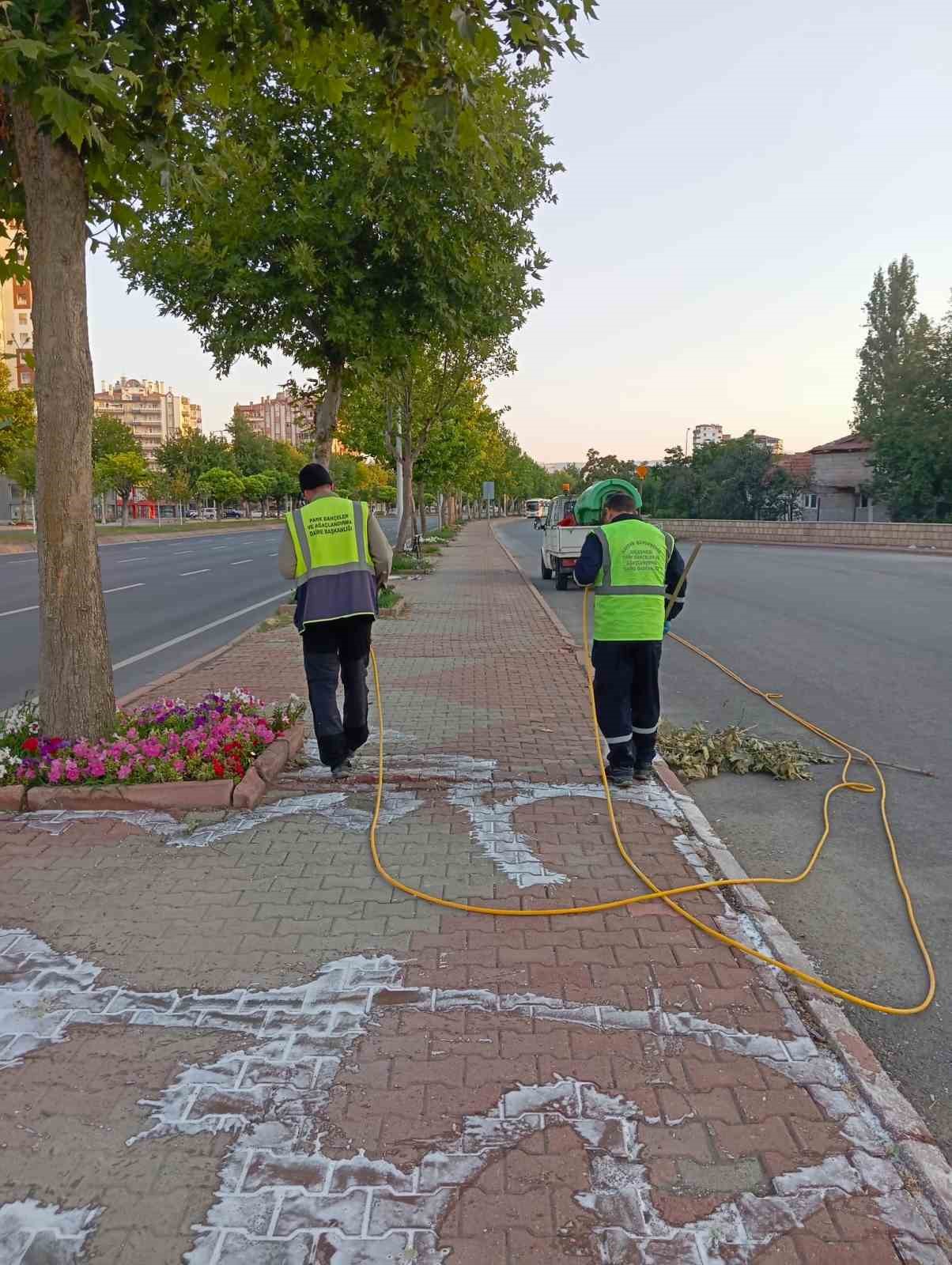 KAYSERİ BÜYÜKŞEHİR BELEDİYESİ; DÜZENLİ OLARAK SÜRDÜRDÜĞÜ İLAÇLAMA FAALİYETLERİNE YAZ MEVSİMİNDE HIZ VERDİ.