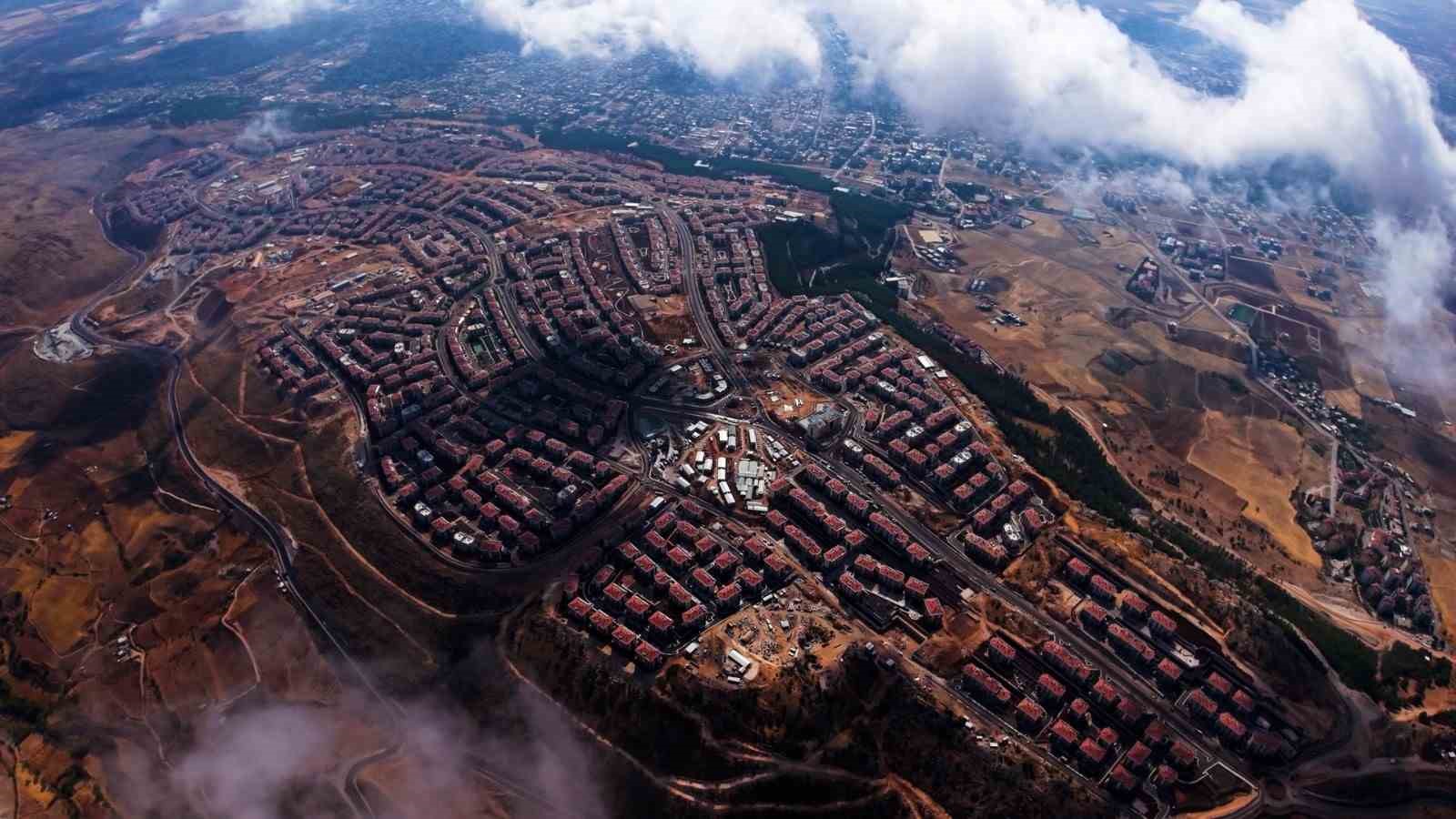 TÜRKİYE’NİN İNŞA TECRÜBESİNİN DETAYLI OLARAK ANLATILDIĞI HABERDE, "15’NCİ GÜNDE İLK KALICI KONUTLARIN TEMELLERİ ATILDI. KIRSAL BÖLGELERDEKİ İLK KÖY EVLERİ İSE 45’NCİ GÜNDE HAK SAHİPLERİNE TESLİM EDİLDİ. ÇALIŞMALARIN GENİŞLEMESİYLE BİRLİKTE 174 FARKLI BÖLGEDE TOPLAM 3 BİN 481 ŞANTİYEDE İNŞAAT FAALİYETLERİ YÜRÜTÜLDÜ" DENİLDİ.