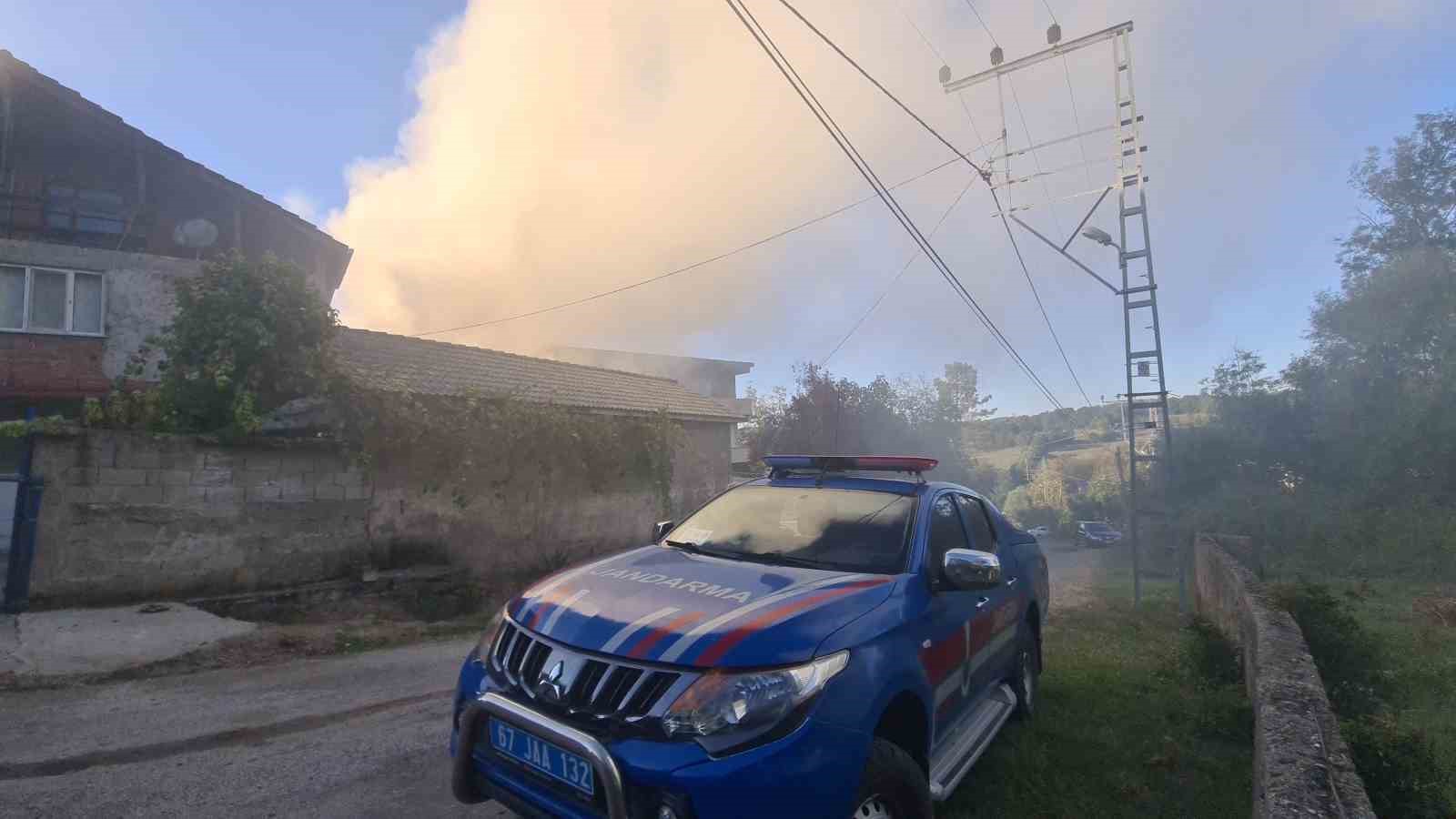 ZONGULDAK’IN ÇAYCUMA İLÇESİNE BAĞLI HELİMLER MAHALLESİ’NDE BİR ODUNLUKTA YANGIN ÇIKTI. YANGIN, JANDARMA EKİPLERİNİN İLK MÜDAHALESİ SONRASI İTFAİYE EKİPLERİNİN ÇALIŞMASI SONUCU SÖNDÜRÜLDÜ.