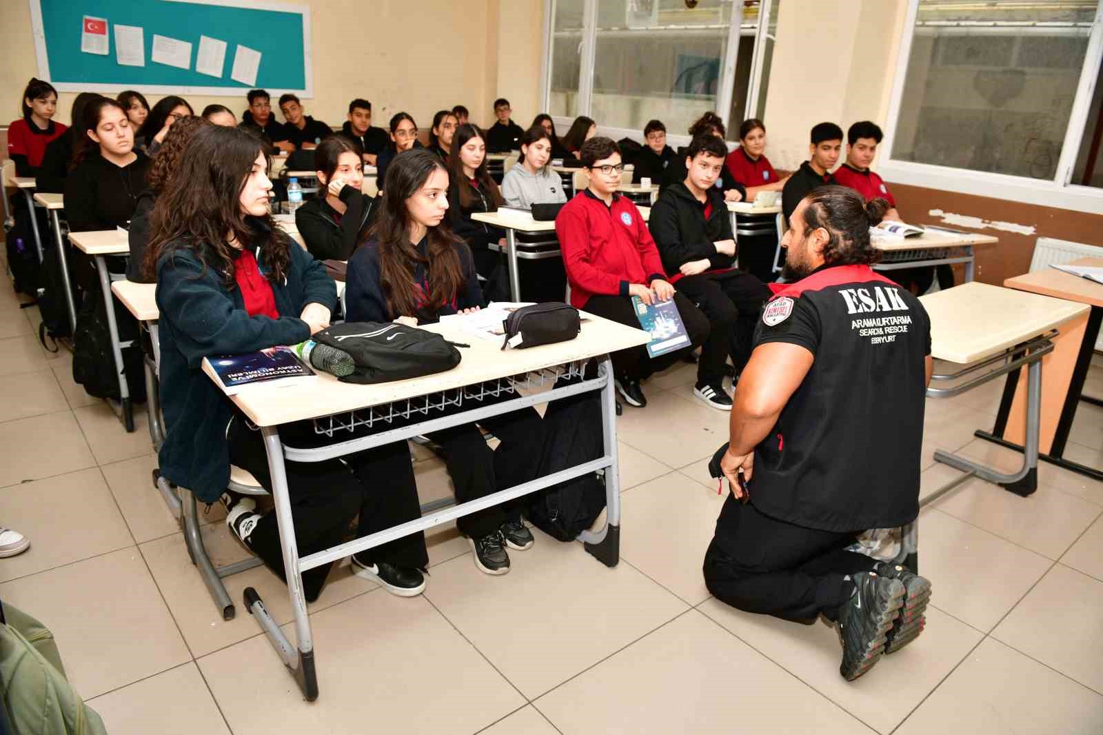 ÖĞRENCİLERE DEPREM ANINDA NELER YAPILMASI GEREKTİĞİNİ ANLATAN EKİPLER, HEM ÖĞRETTİ HEM DE UYGULAMALI OLARAK DEPREM ANINDA NASIL DAVRANILMASI GEREKTİĞİNİ GÖSTERDİ.