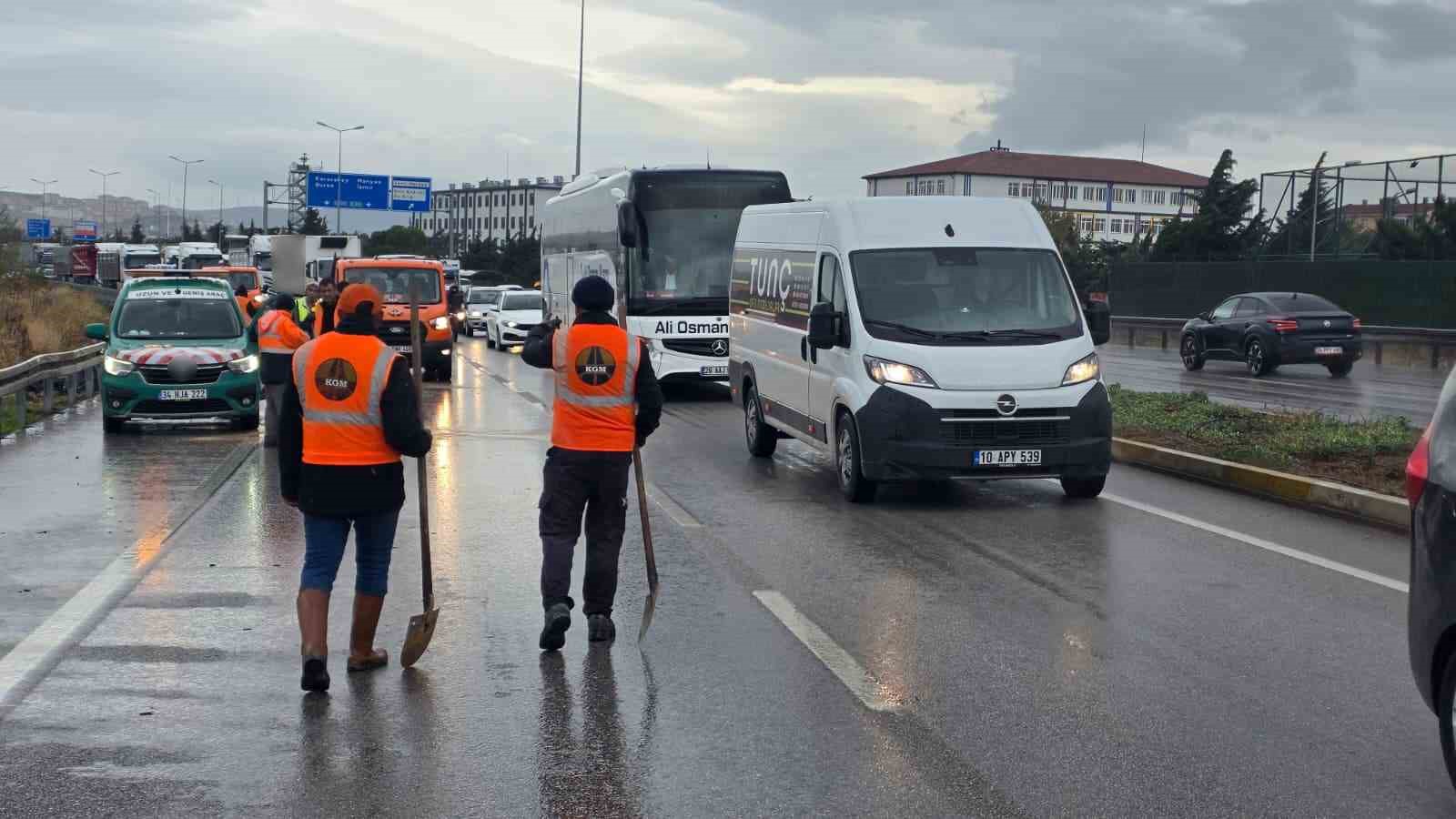 BANDIRMA’DA HAVA ÜSSÜ KAVŞAĞI’NDA RÜZGAR GÜLÜ GÖVDESİ TAŞIYAN AĞIR NAKLİYAT ARACINA OTOMOBİLİN ARKADAN ÇARPMASI SONUCU MEYDANA GELEN TRAFİK KAZASINDA 2’Sİ ÇOCUK 4 KİŞİ YARALANDI.