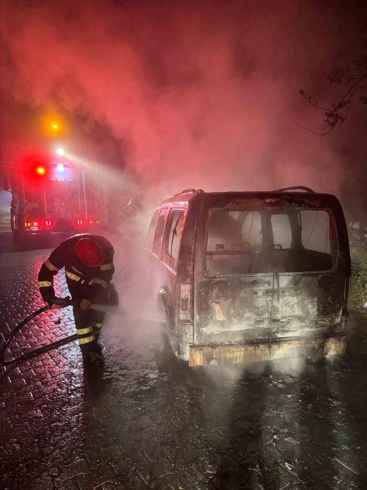 DÜZCE’DE SEYİR HALİNDEYKEN MOTOR KISMINDAN ALEV ALAN OTOMOBİL, KISA SÜREDE ALEV TOPUNA DÖNDÜ. İTFAİYE EKİPLERİNİN MÜDAHALESİYLE SÖNDÜRÜLEN ARAÇ TAMAMEN KULLANILAMAZ HALE GELDİ.