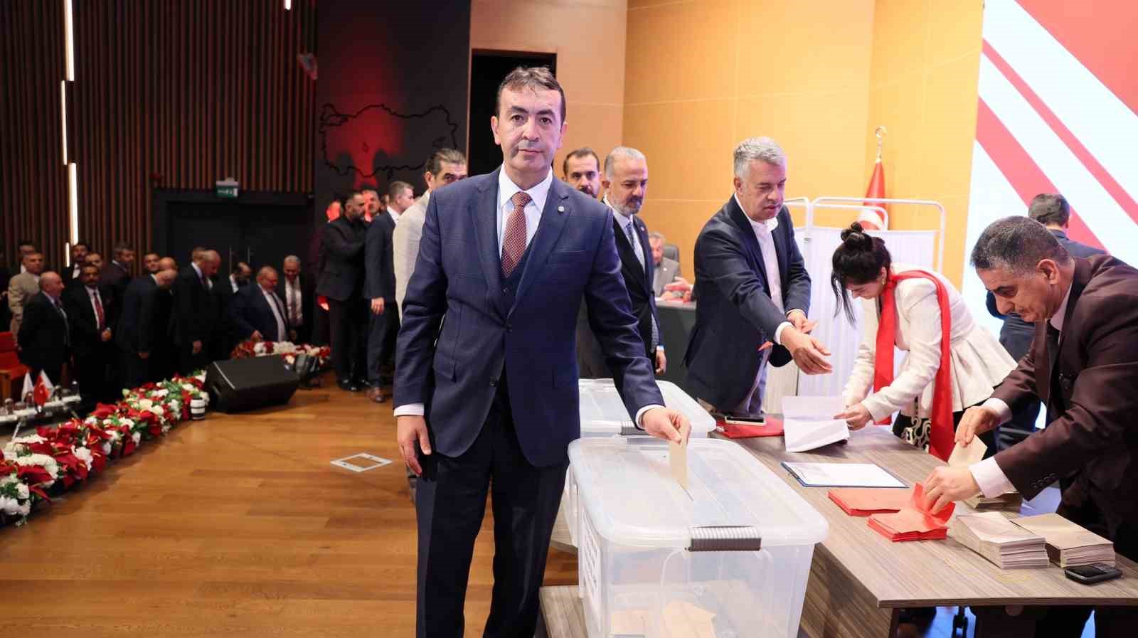 KAYSERİ TİCARET ODASI’NDA (KTO) ORGAN SEÇİMLERİNİN ARDINDAN YAPILAN İLK MECLİS TOPLANTISINDA MECLİS DİVANI, YÖNETİM KURULU, DİSİPLİN KURULU, DANIŞMA VE STRATEJİ KURULU VE TOBB GENEL KURUL DELEGELERİ SEÇİMLE BELİRLENDİ. 61 KOMİTENİN 59’UNU KAZANARAK GÜVEN TAZELEYEN KTO YÖNETİM KURULU BAŞKANI ÖMER GÜLSOY, "BİZLERİ YENİDEN SEÇEN ÜYELERİMİZE MAHCUP OLMAYACAK, ODAMIZIN SESİNİ DAHA GÜR DUYURACAĞIZ. BİRLİKTE GÜÇLÜYÜZ ANLAYIŞIYLA KAYSERİ İÇİN ÇALIŞMAYA DEVAM EDECEĞİZ" DEDİ.