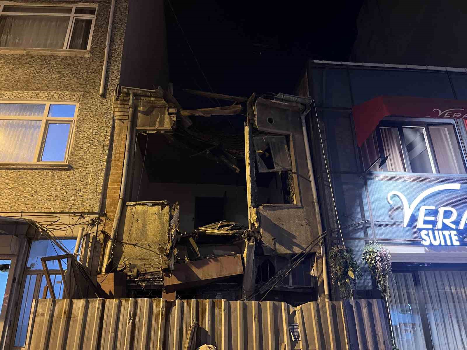 BAKIRKÖY’DE METRUK BİNANIN ÜST KATI SOKAĞA DOĞRU YIKILDI. BİNADAKİ KISMİ ÇÖKME ANI CEP TELEFONU KAMERASINA YANSIDI.