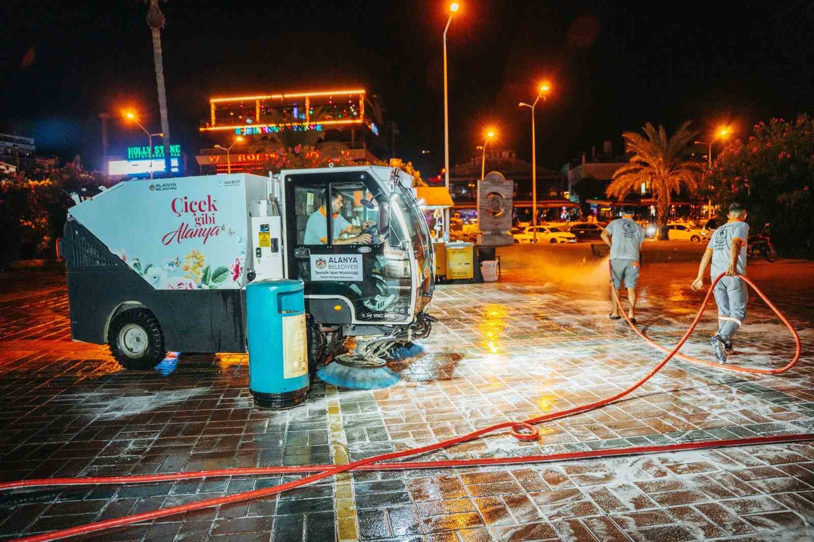 ALANYA BELEDİYESİ TEMİZLİK İŞLERİ MÜDÜRLÜĞÜ EKİPLERİ, KENTİN EN YOĞUN VE TURİSTİK NOKTALARININ BAŞINDA GELEN İSKELE BÖLGESİNDE GECE MESAİSİNE ÇIKTI. KIZILKULE’DEN ATATÜRK ANITI’NA UZANAN ALANDA GERÇEKLEŞTİRİLEN KAPSAMLI TEMİZLİK VE YIKAMA ÇALIŞMASIYLA BÖLGE YENİ GÜNE TEMİZ VE BAKIMLI BİR ŞEKİLDE HAZIRLANDI.