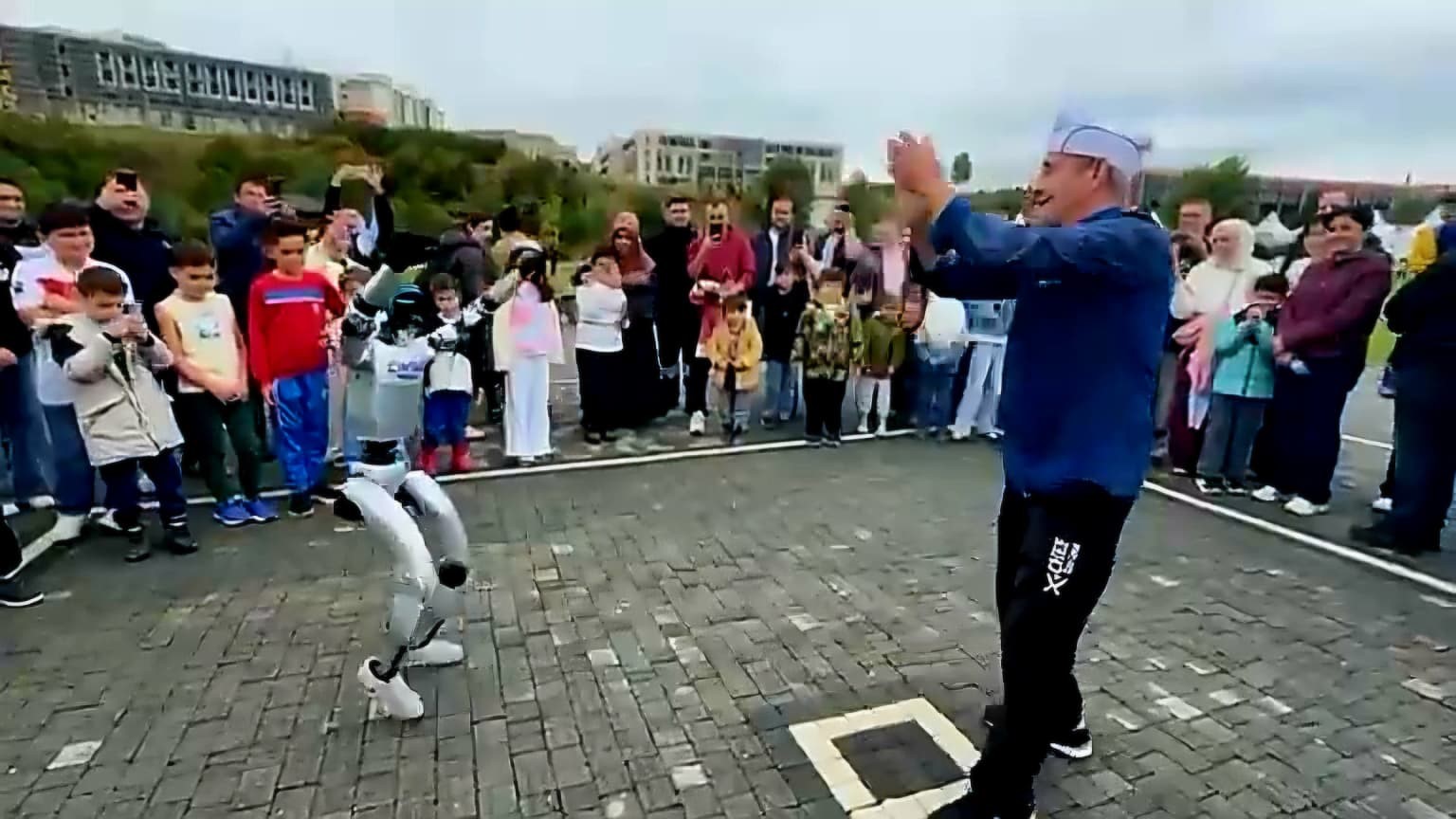 CANİK MEN İSİMLİ ROBOT, ALANDAKİ BİR ESNAF İLE BİRLİKTE ÇALAN ANKARA HAVASINDA OYUN OYNADI
