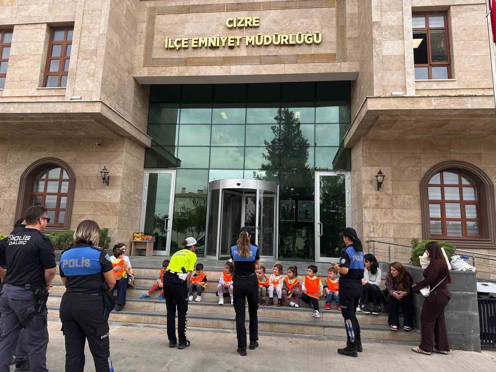 CİZRE’DE EMNİYET MÜDÜRLÜĞÜNÜ ZİYARET EDEN 25 ÖĞRENCİYE, EMNİYET BİRİMLERİNİN ÇALIŞMALARI, GENEL GÜVENLİK KURALLARI VE HİZMET ARAÇLARI TANITILDI.