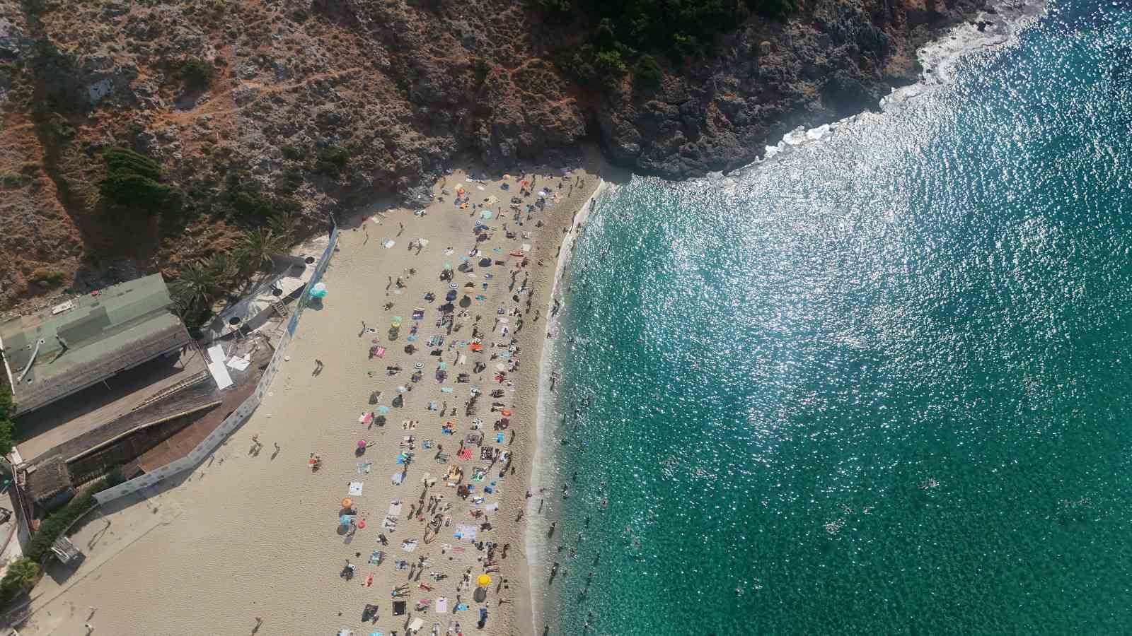 HAVA SICAKLIĞININ 26, DENİZ SUYU SICAKLIĞININ İSE 25 DERECE ÖLÇÜLDÜĞÜ KENTTE, YERLİ VE YABANCI TURİSTLER KLEOPATRA PLAJI'NI DOLDURDU.