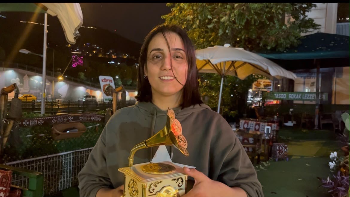 BURSA’DA ALIŞVERİŞİN ORTASINA SERVİS ARACI DALDI : MÜŞTERİLER NEYE UĞRADIĞINI ŞAŞIRDI