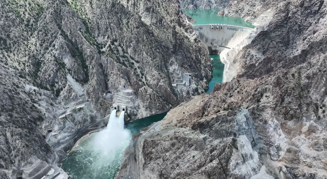 ARTVİN’DEKİ YUSUFELİ BARAJI VE HES, KURAK GEÇEN 2025 YILINDA REKOR SEVİYEDE ELEKTRİK ÜRETİRKEN, DÜZENLİ SU SAĞLADIĞI ARTVİN, DERİNER, BORÇKA VE MURATLI BARAJLARININ YILLIK ÜRETİMİNİ DE YÜZDE 10 SEVİYESİNDE ARTIRDI.