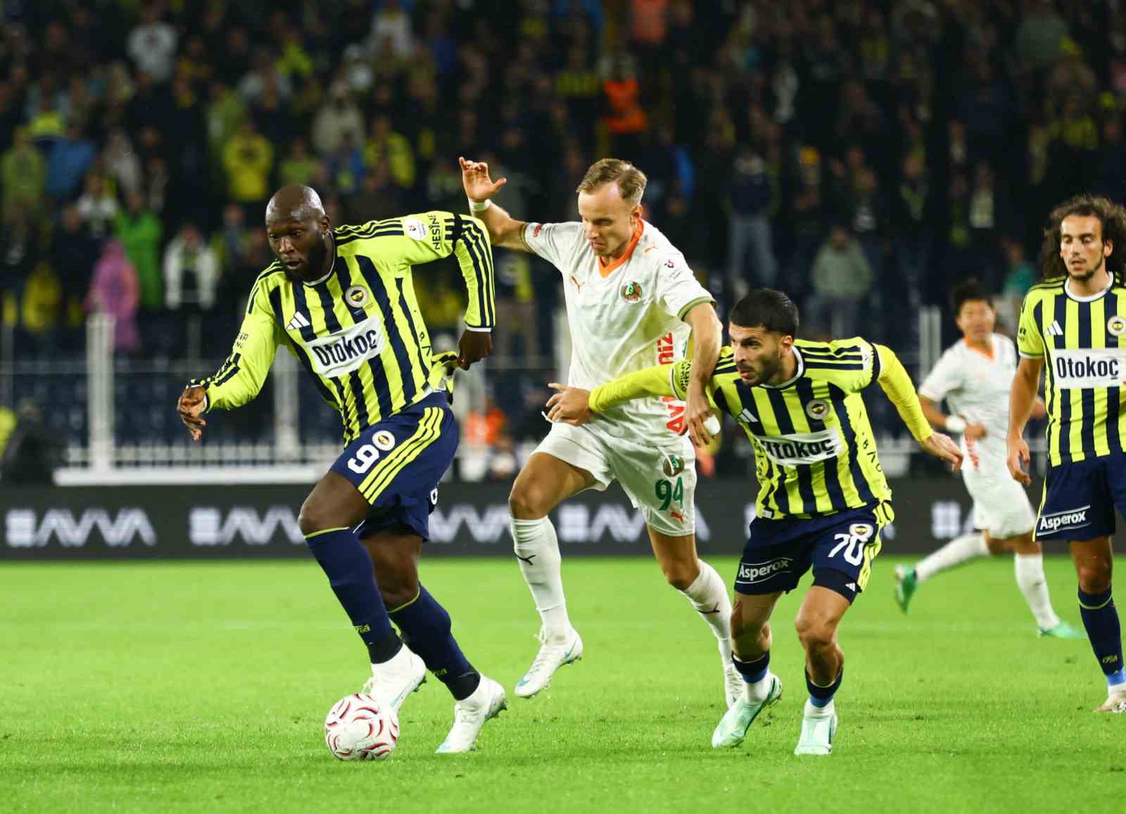 FENERBAHÇE, TRENDYOL SÜPER LİG'İN 8. HAFTASINDA EVİNDE CORENDON ALANYASPOR İLE KARŞILAŞIYOR. MÜSABAKANIN İLK 20 DAKİKASI 0-0 EŞİTLİKLE GEÇİLDİ.