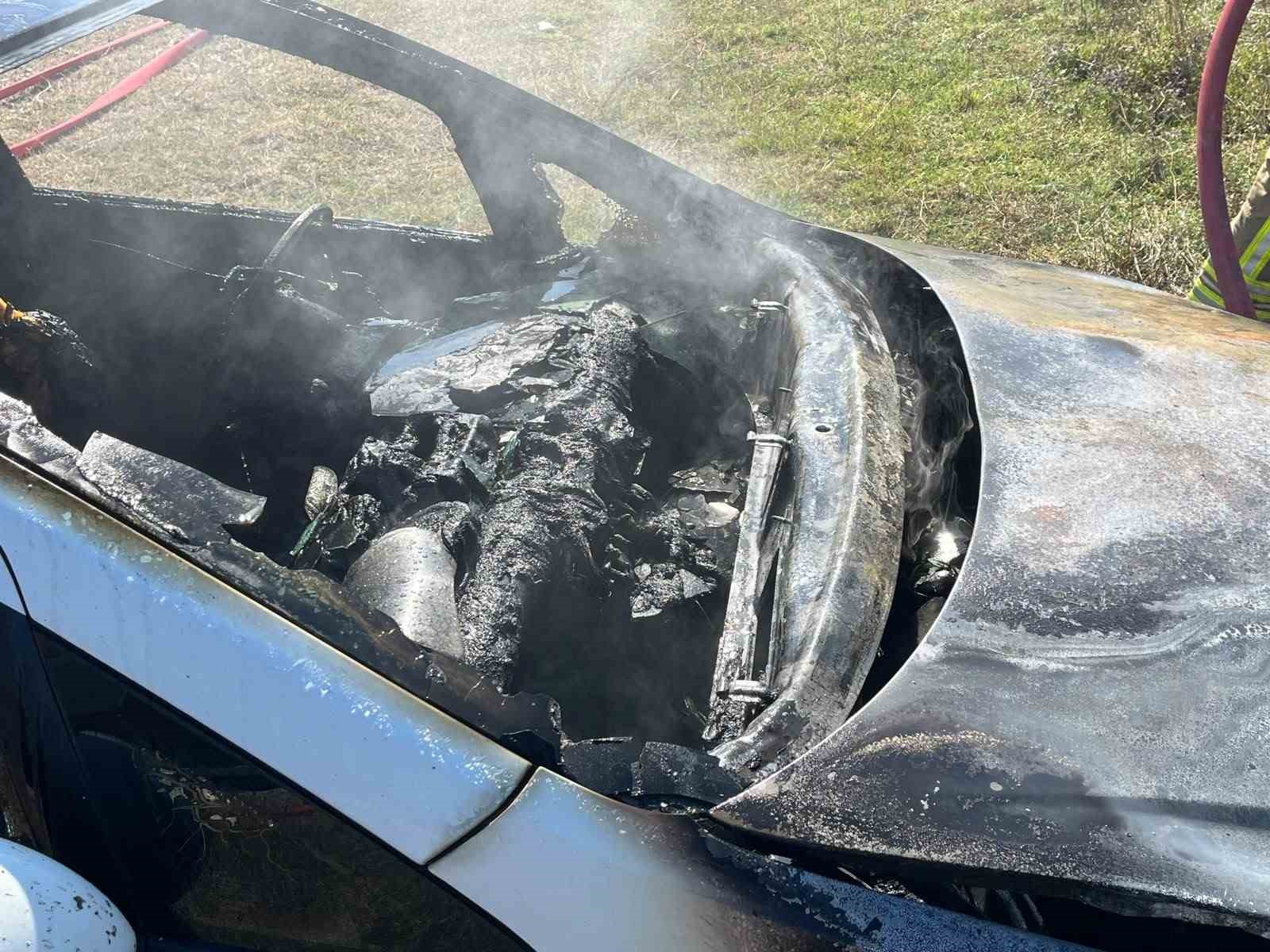 SİNOP’TA PARK HALİNDEKİ OTOMOBİLİN MOTOR KISMINDA ÇIKAN YANGIN, YANINDAKİ OTLUK ALANA SIÇRADI. YANGIN, İTFAİYE EKİPLERİNİN MÜDAHALESİYLE ÇEVREDEKİ ARAÇLARA ULAŞMADAN KONTROL ALTINA ALINDI.