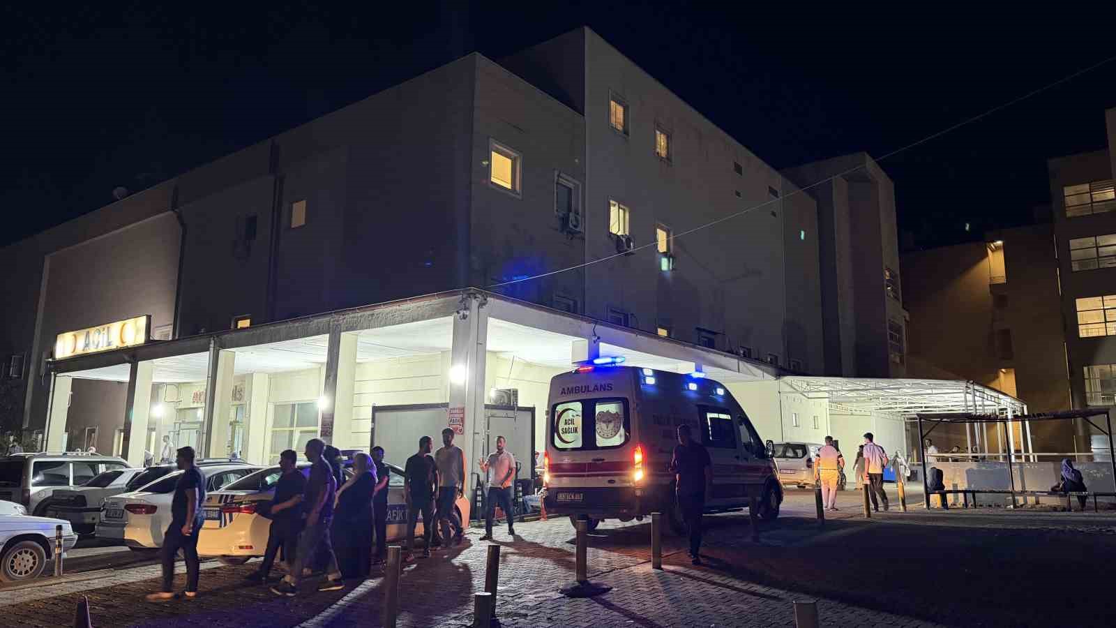 ŞANLIURFA'NIN SİVEREK İLÇESİNDE İKİ SÜRÜCÜ ARASINDA YAŞANAN YOL VERME TARTIŞMASININ ARDINDAN AV TÜFEĞİYLE ATEŞ AÇILMASI SONUCU 2 KİŞİ YARALANDI.