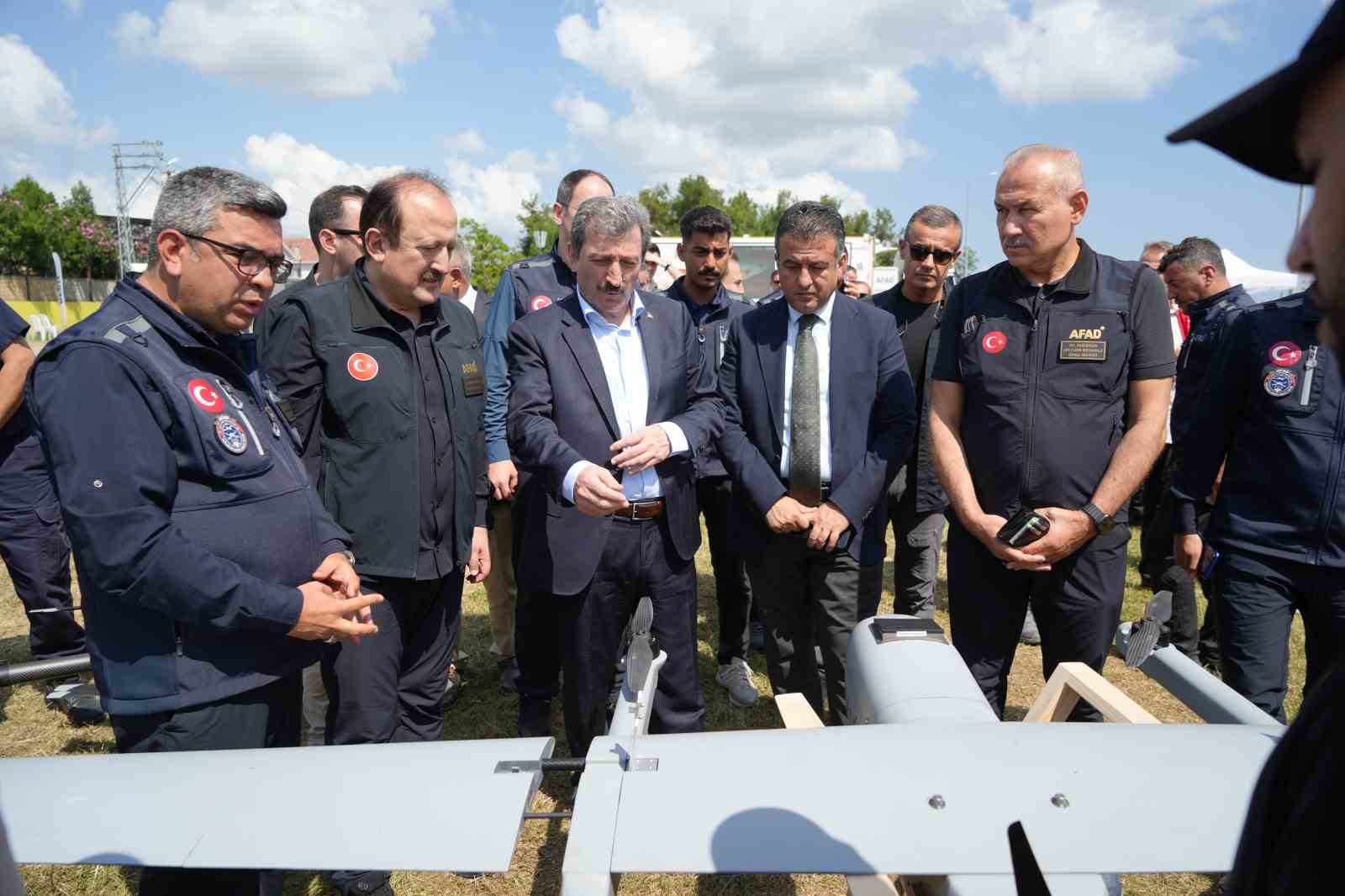 YARIŞMA VE TATBİKAT ALANINDA İNCELEMELERDE BULUNAN PEHLİVAN, AFAD'IN ARAMA-KURTARMA ÇALIŞMALARINDA KULLANDIĞI İNSANSIZ HAVA ARAÇLARIYLA İLGİLİ ÖNEMLİ BİLGİLER PAYLAŞTI.
